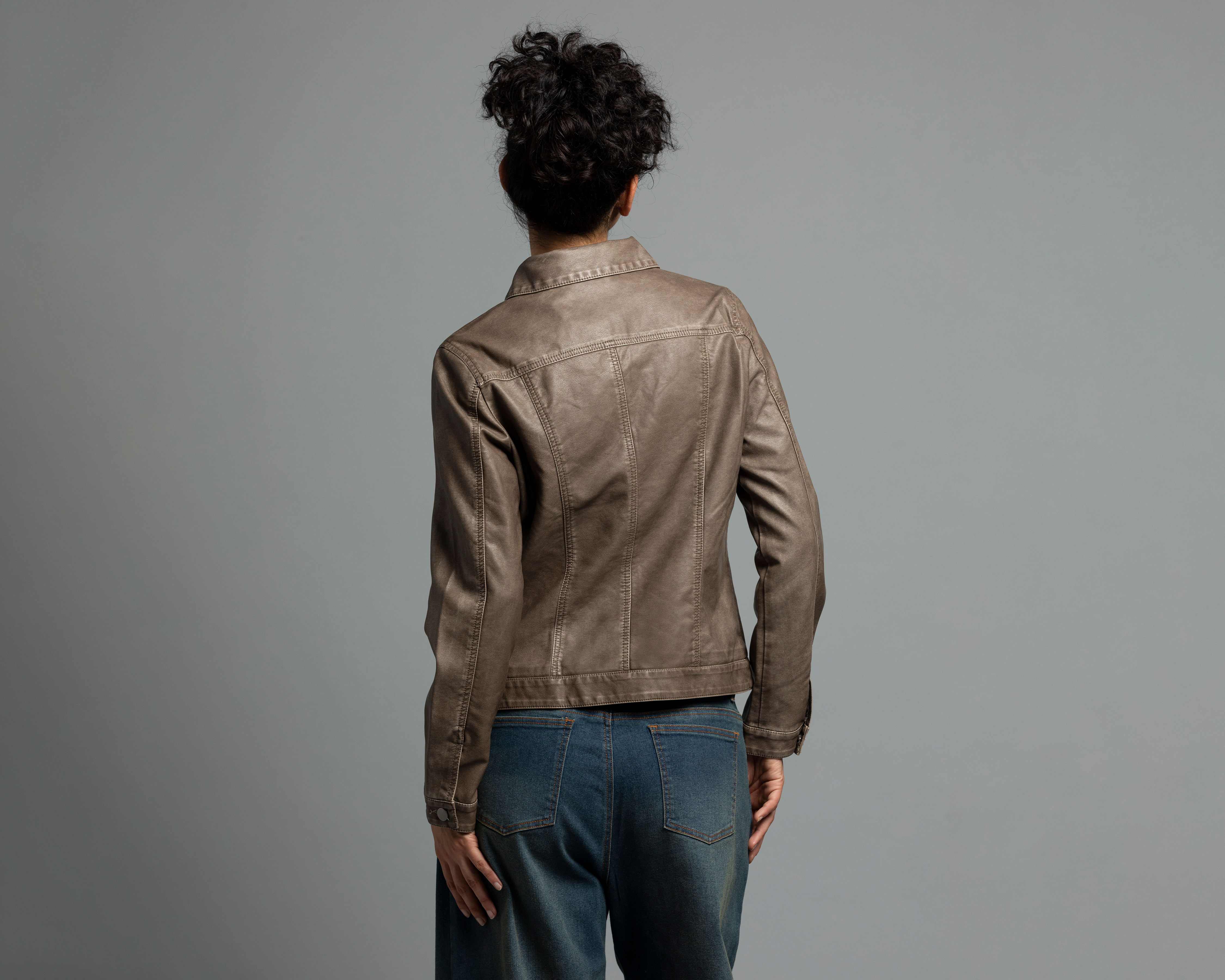 Foto 4 pulgar | Foto 3 | Chamarra Café Strona para Mujer