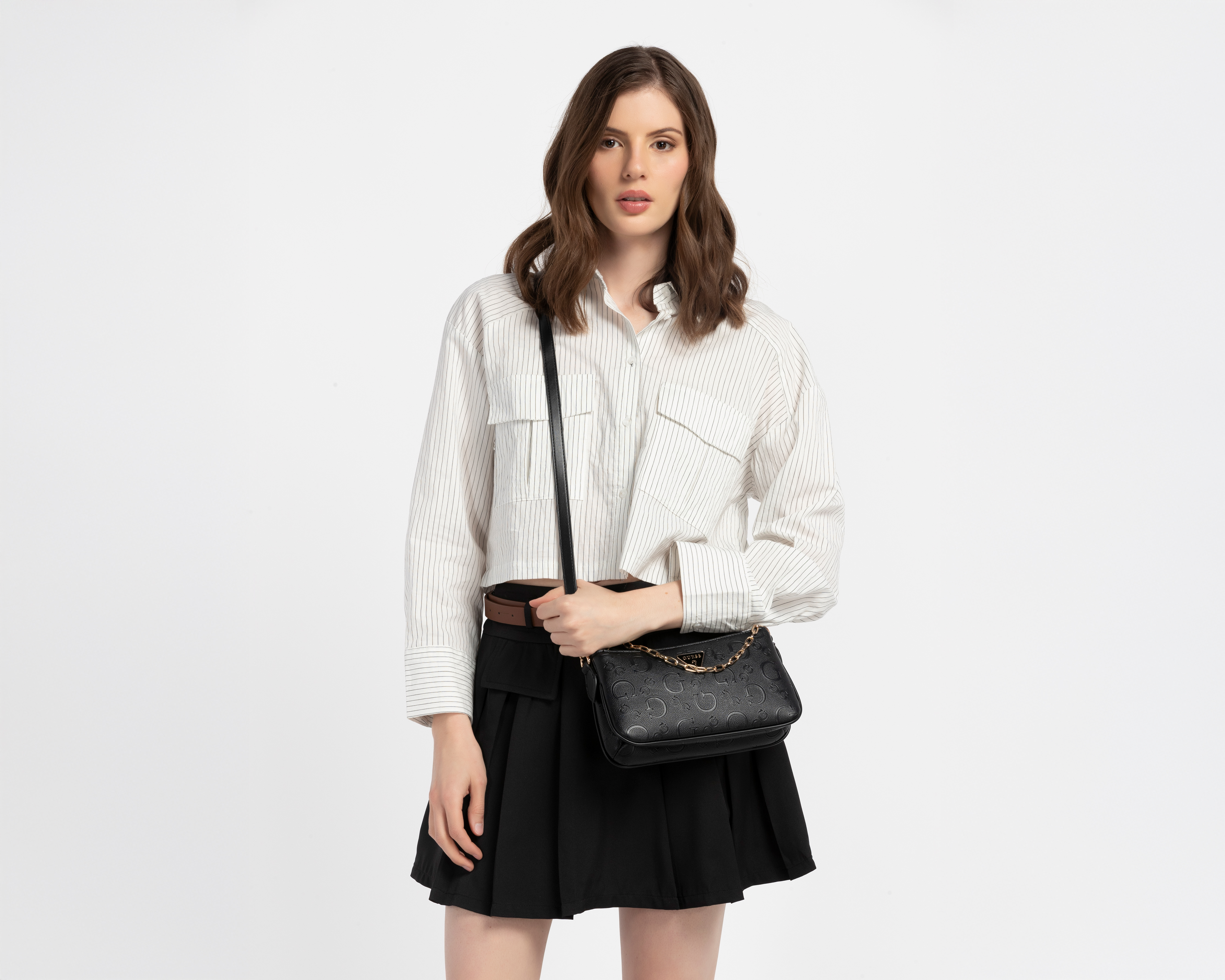 Foto 7 pulgar | Foto 6 | Bolsa Cruzada Guess Tyrah