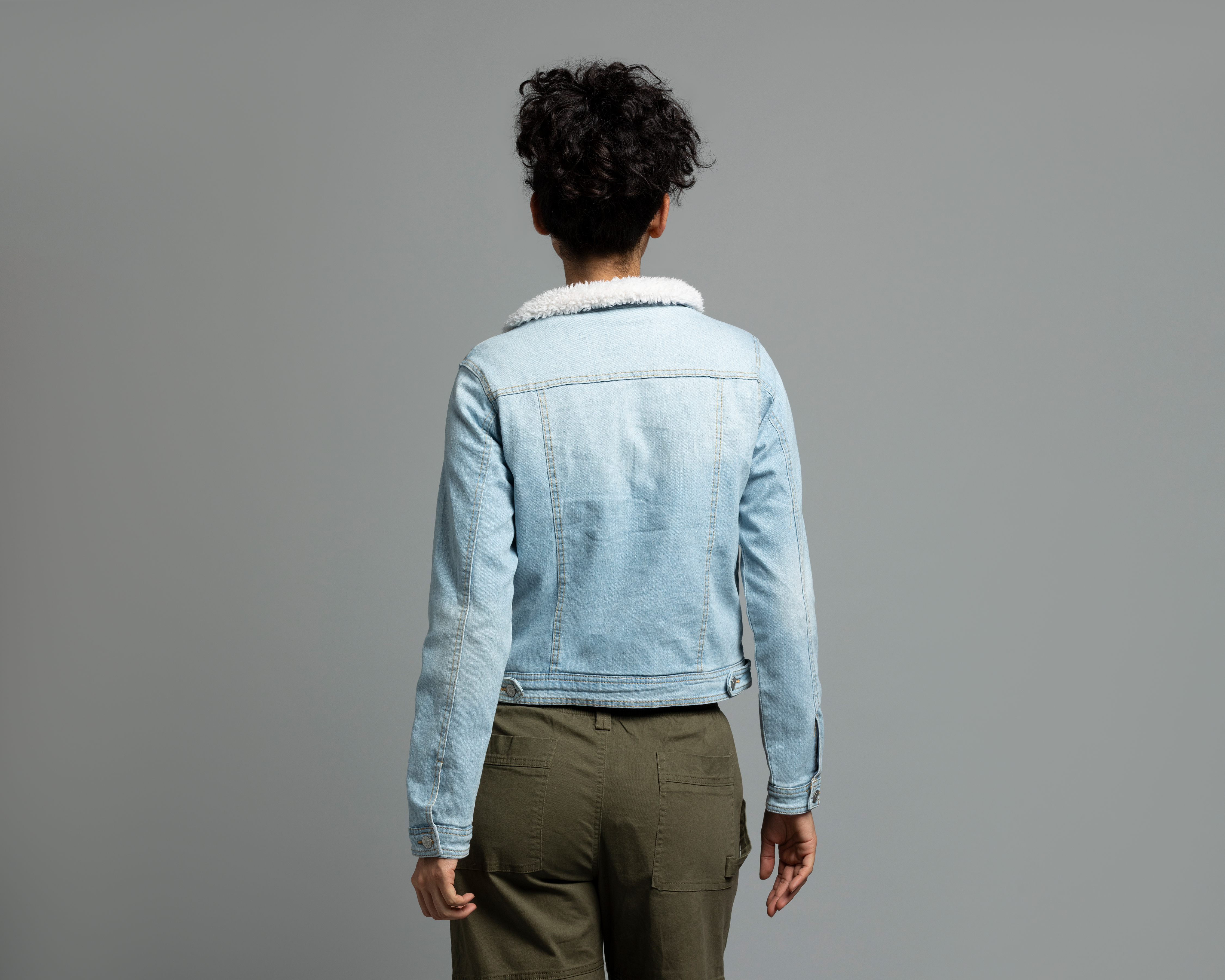 Foto 4 pulgar | Foto 3 | Chamarra de Mezclilla Afelpada Strona para Mujer