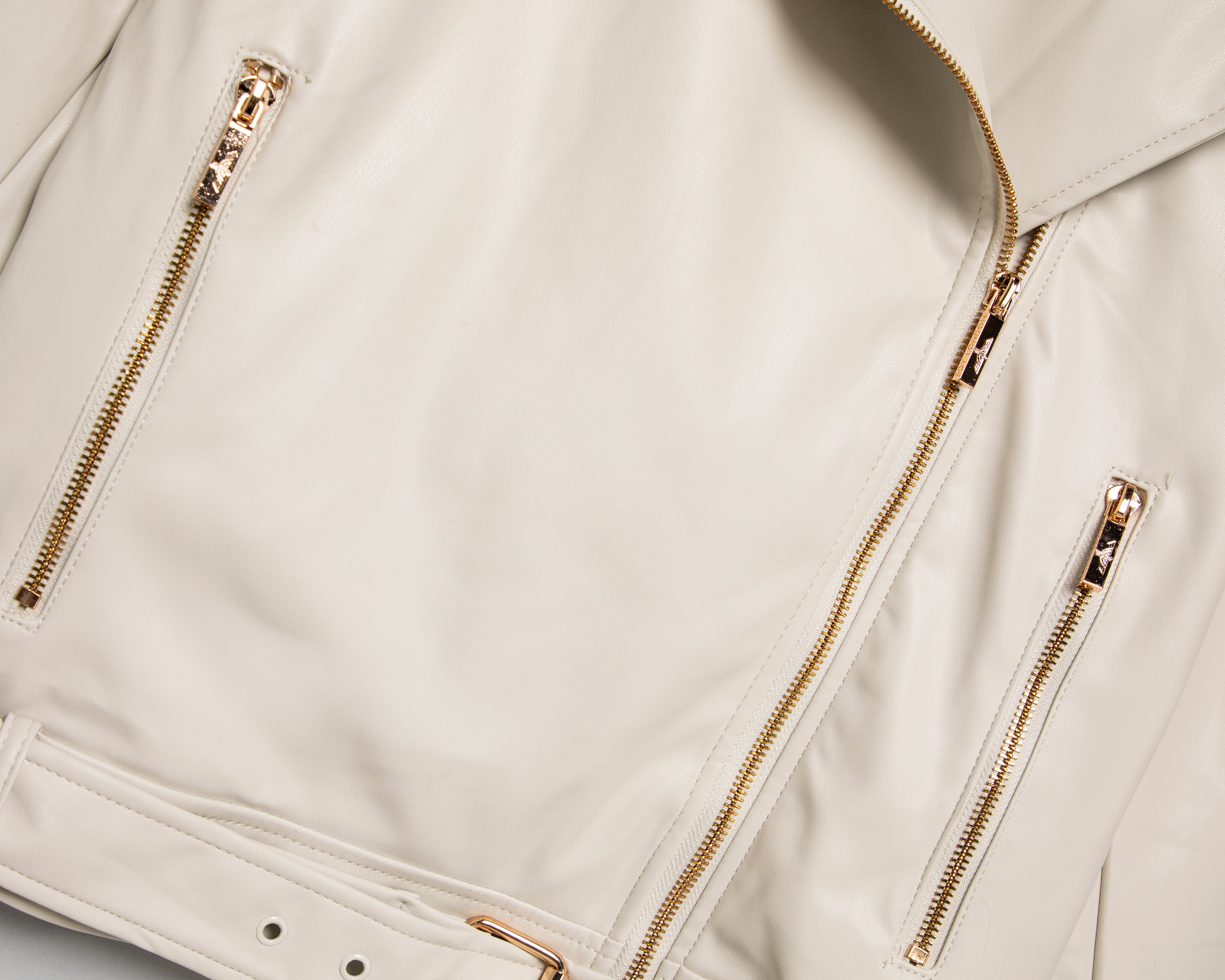 Foto 4 pulgar | Foto 3 | Chamarra Beige Boy London para Mujer