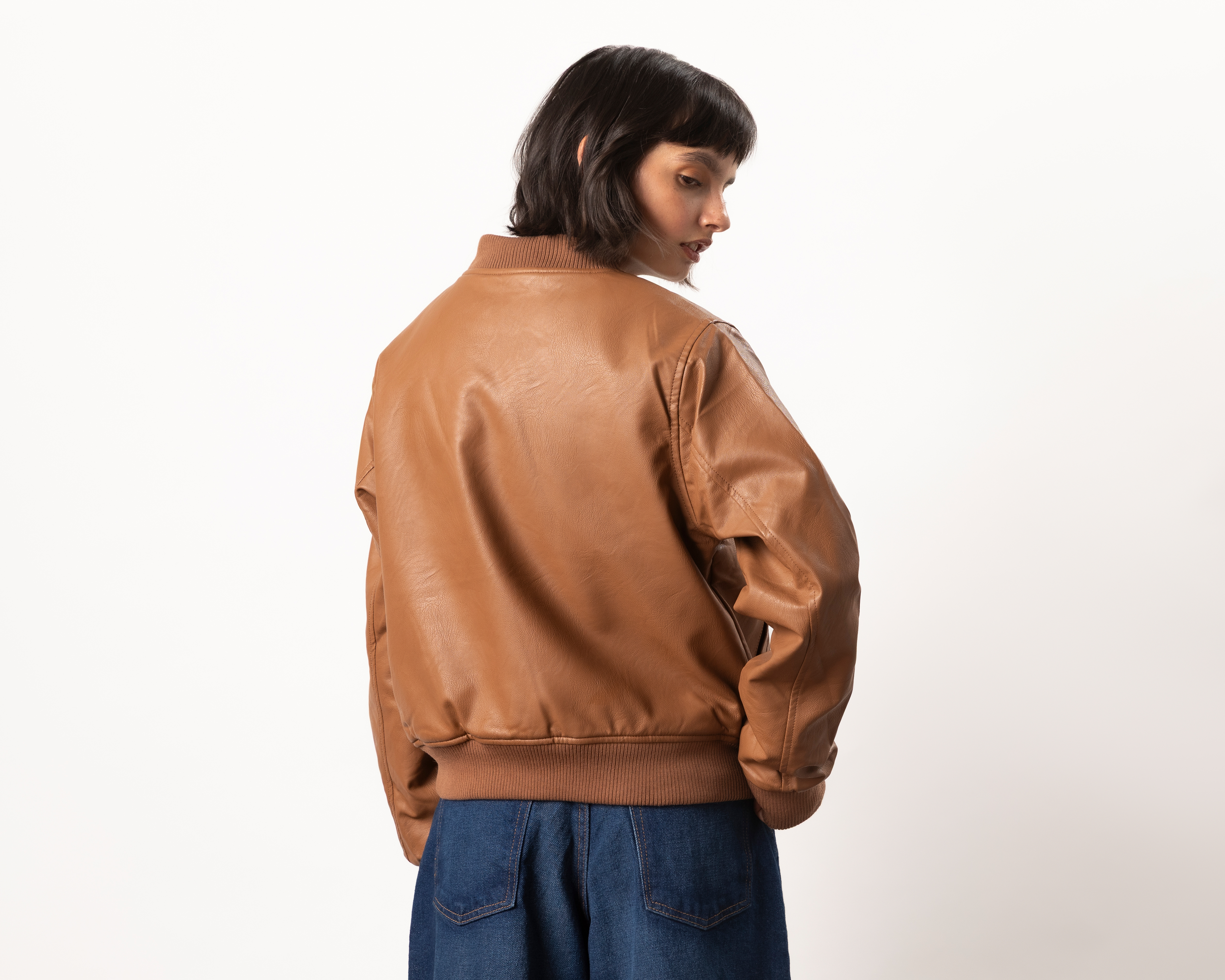 Foto 4 pulgar | Foto 3 | Chamarra tipo Bomber Strona para Mujer