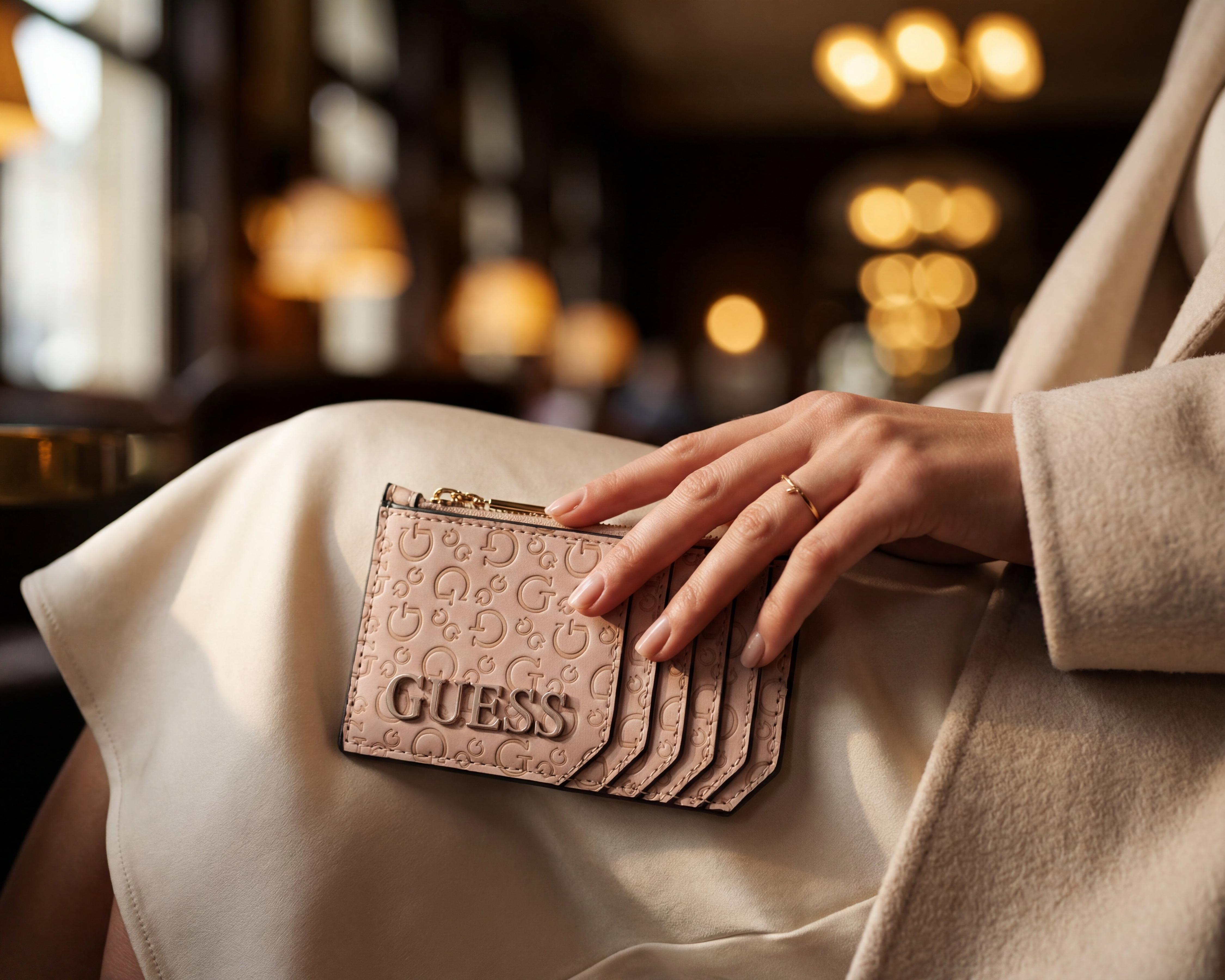 Foto 7 | Foto 7 | Tarjetero para Mujer Guess Bowie