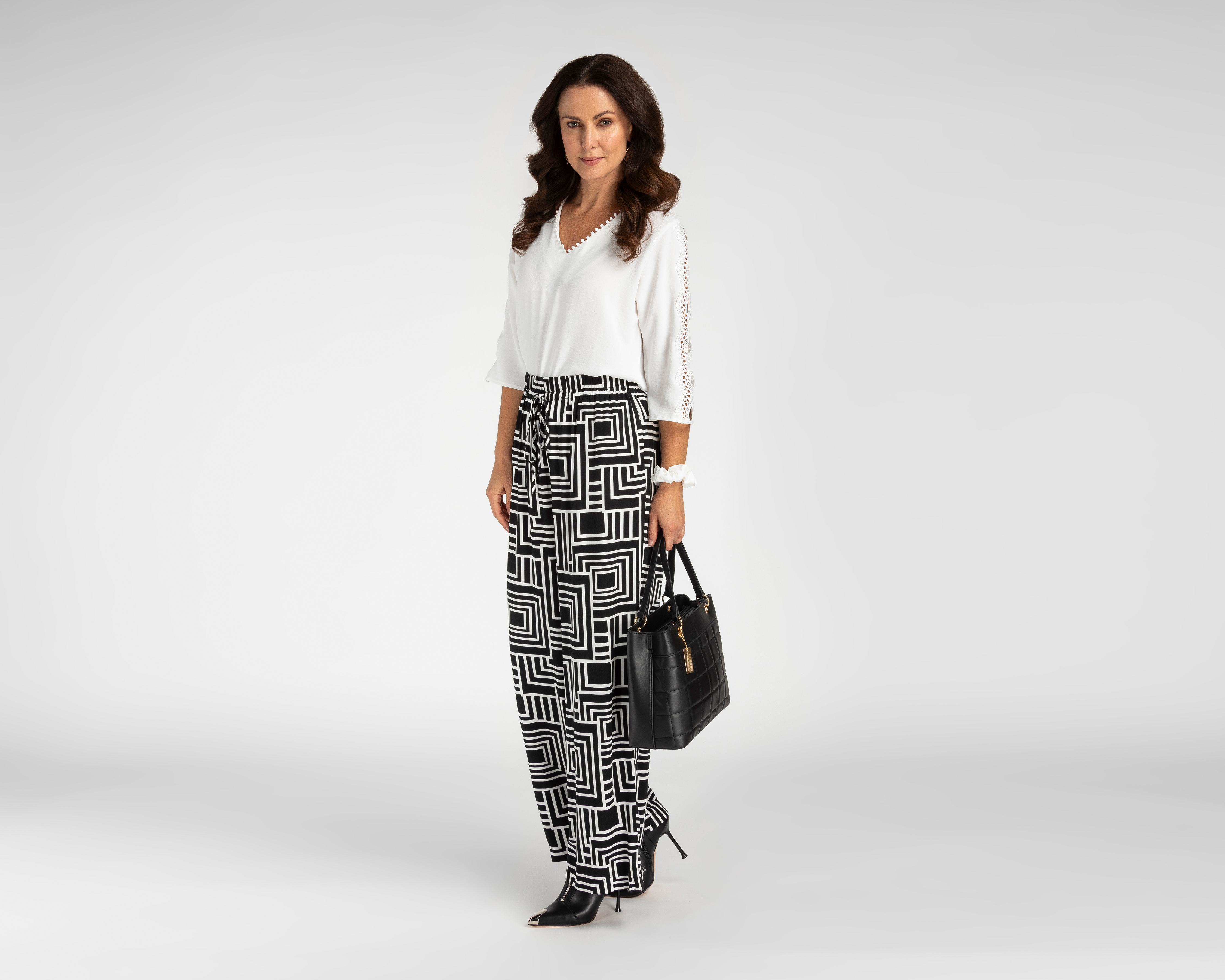 Foto 3 pulgar | Foto 2 | Blusa Lady Sun con Guipur en Mangas para Mujer