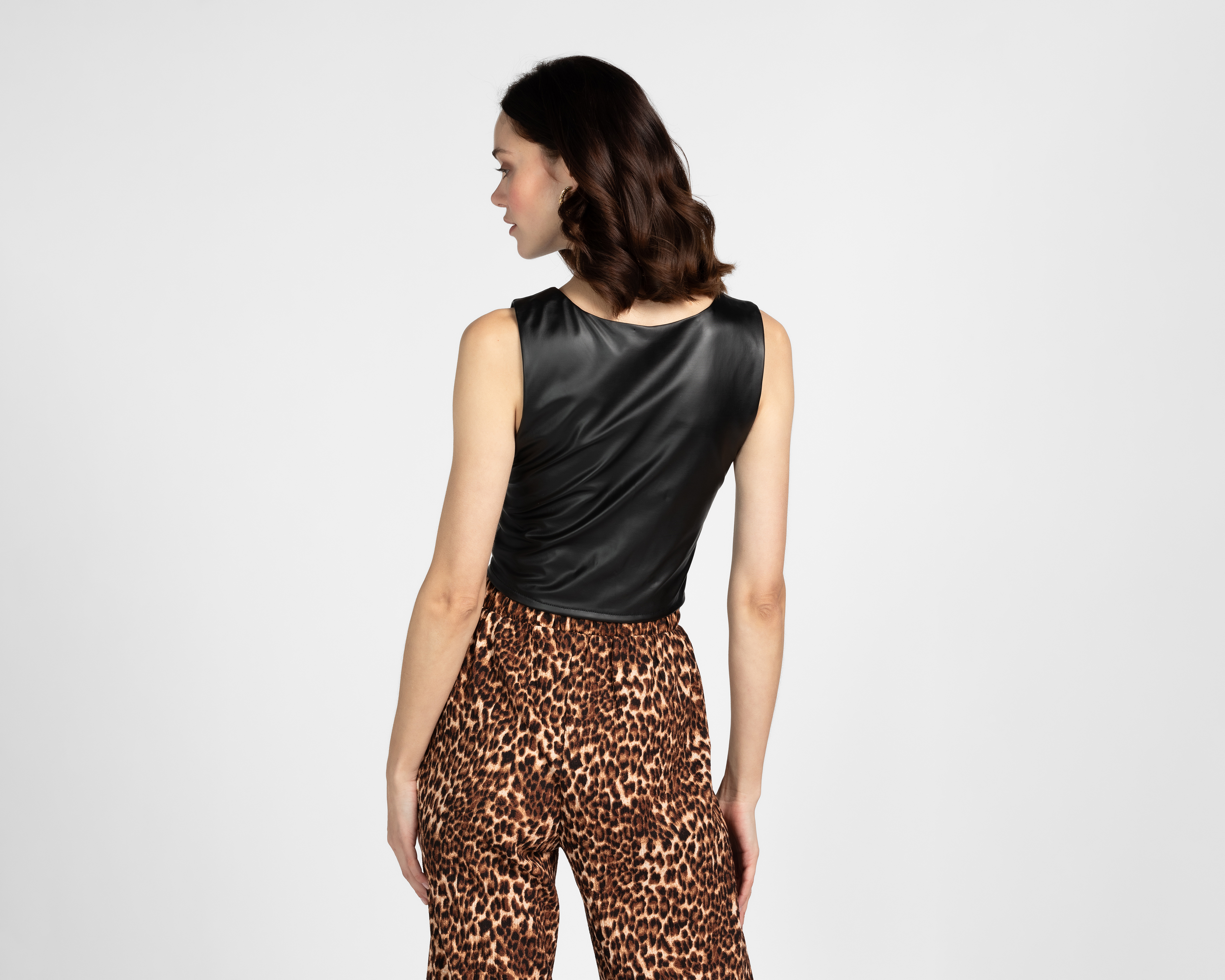 Foto 4 pulgar | Foto 3 | Crop Top Boy London Negro para Mujer