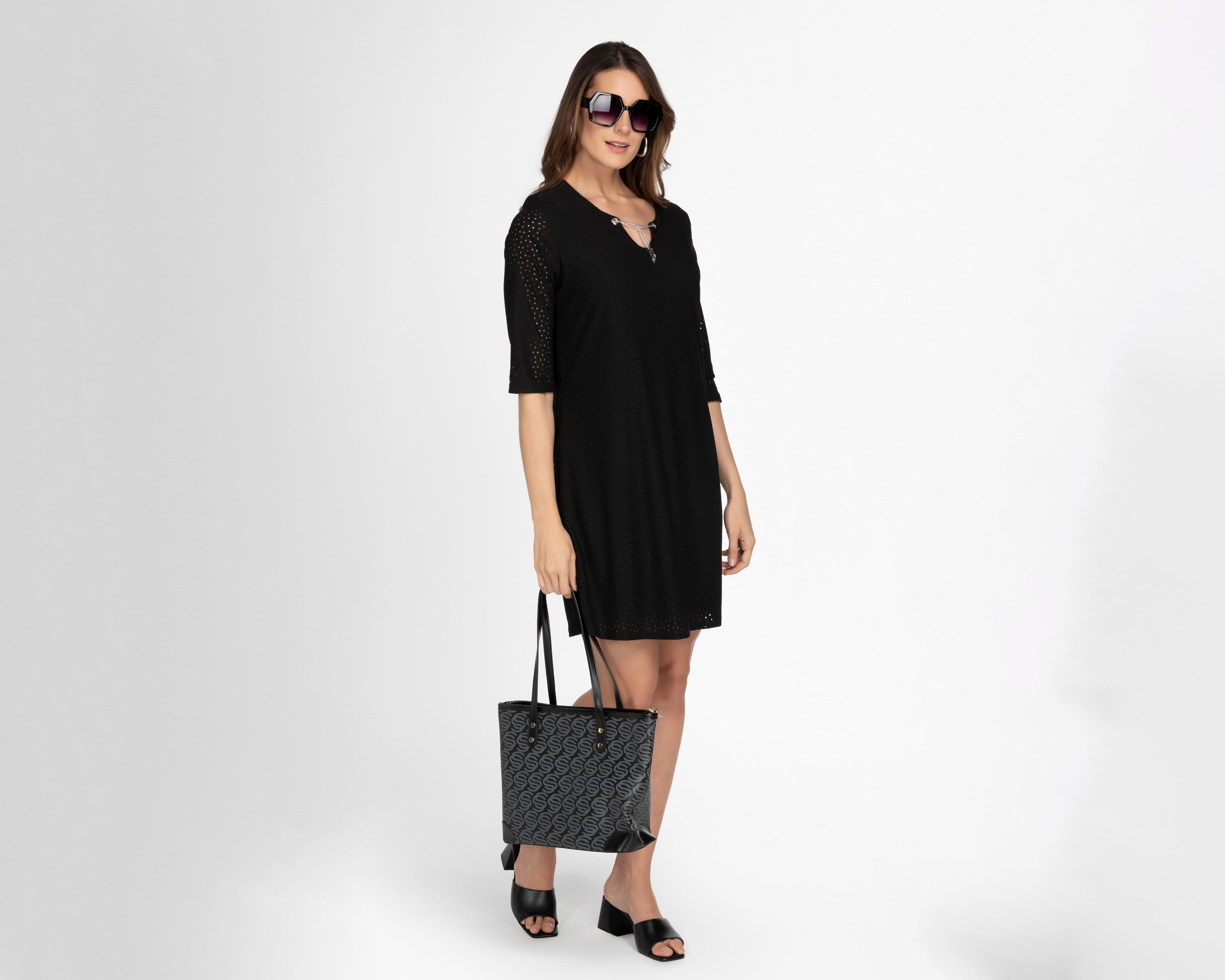 Foto 2 | Foto 2 | Vestido Casual Sahara Negro Escote V con Collar