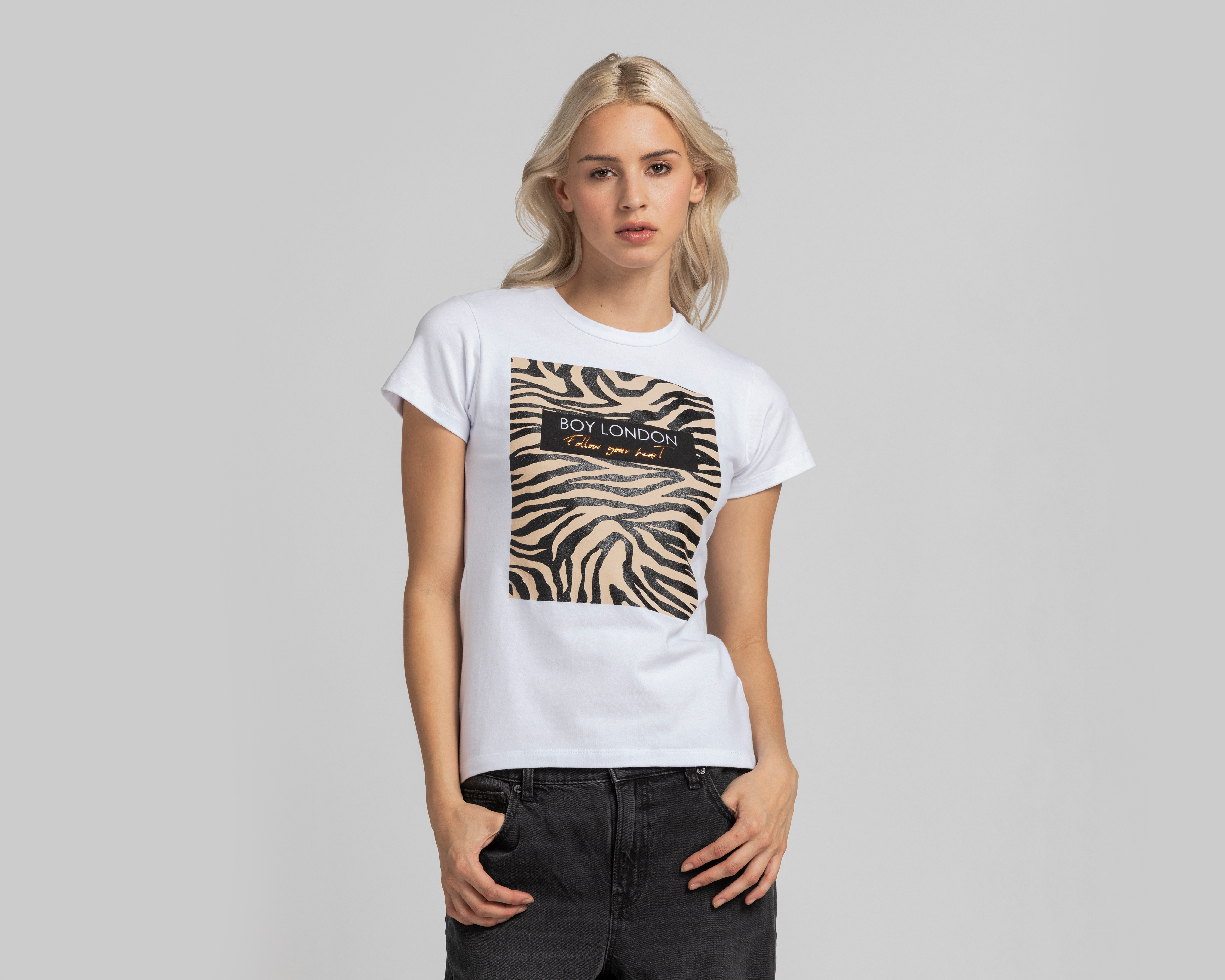 Foto 2 pulgar | Foto 1 | Playera Boy London Blanca para Mujer