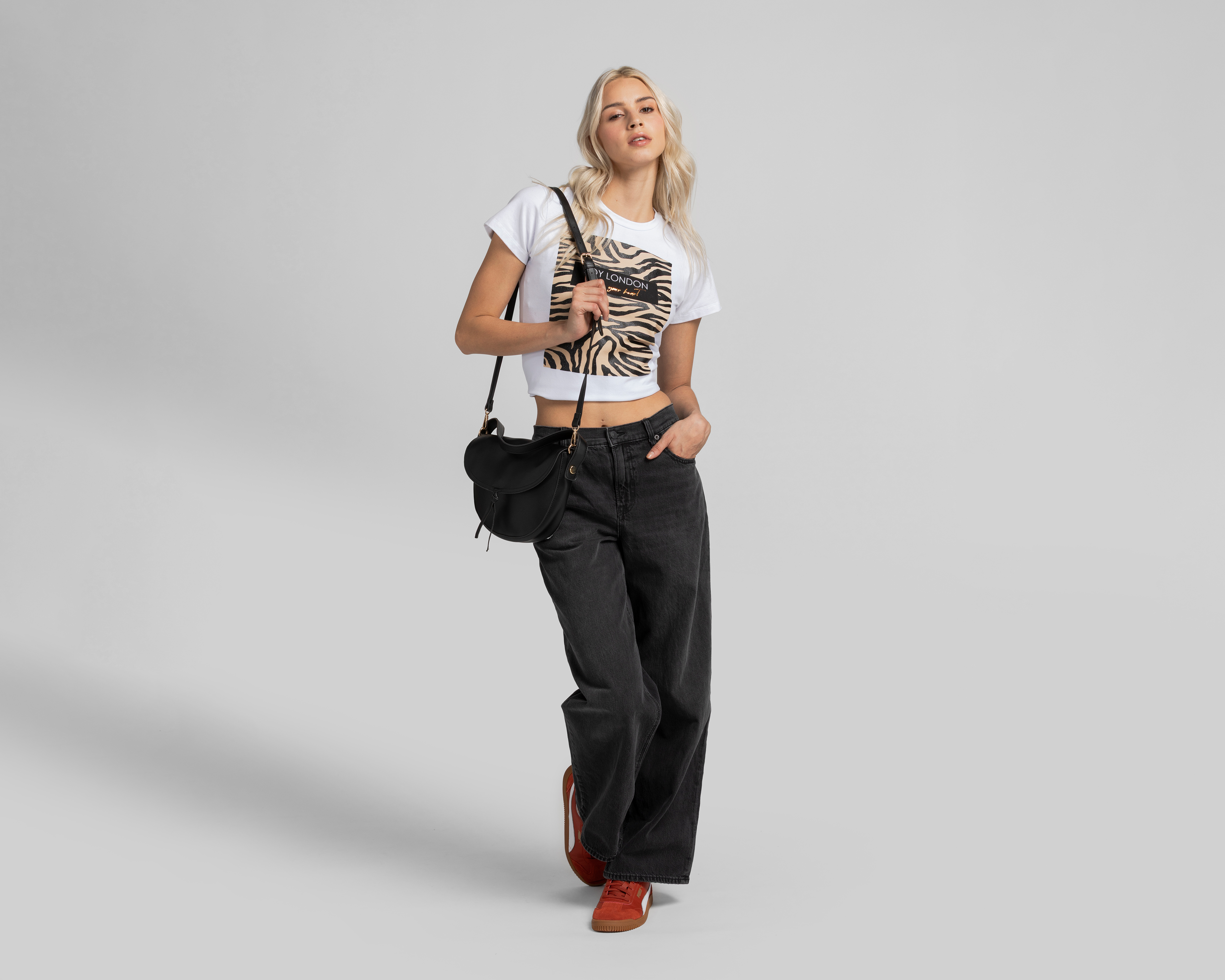 Foto 3 pulgar | Foto 2 | Playera Boy London Blanca para Mujer