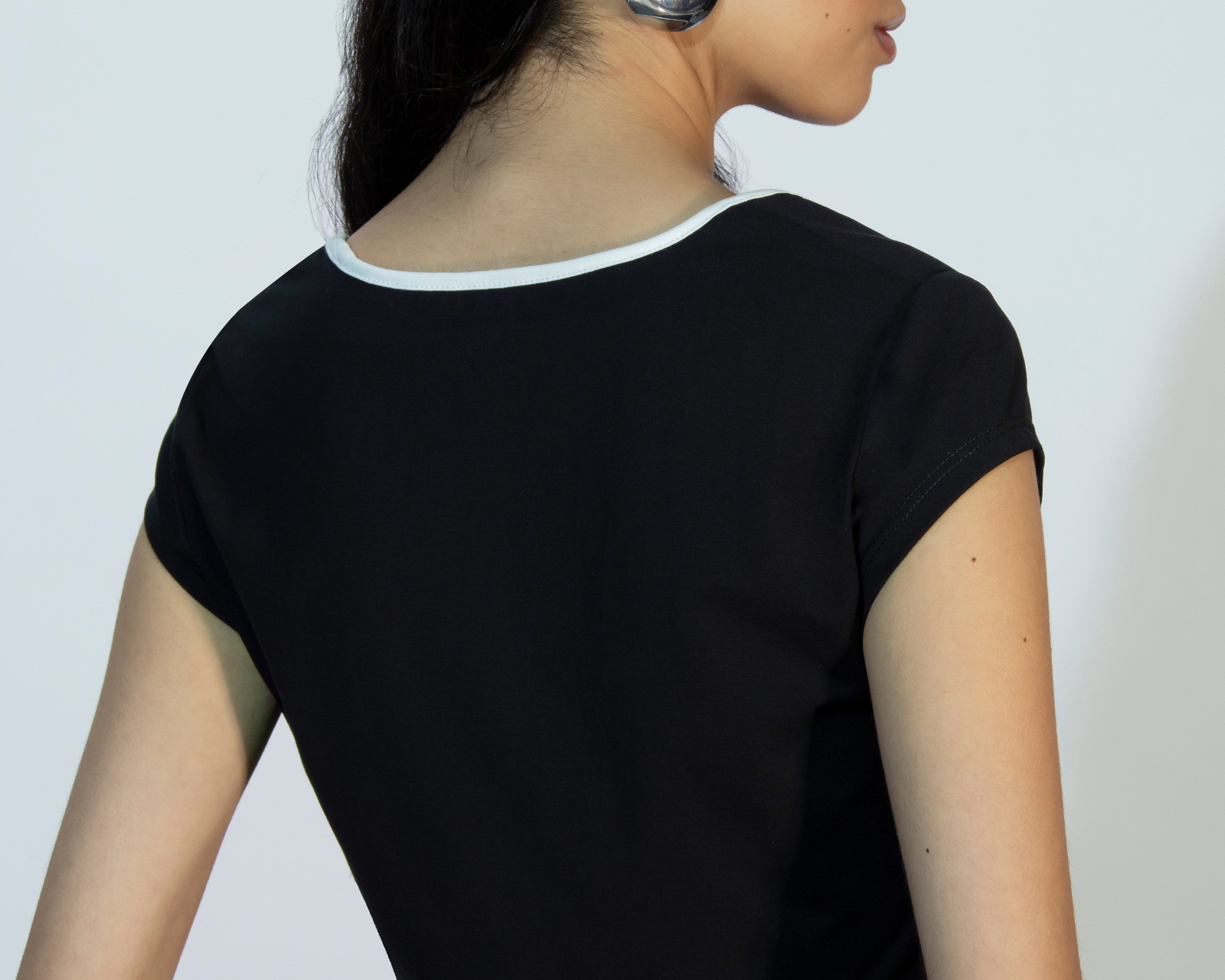 Foto 6 pulgar | Foto 5 | Playera Strona Negra para Mujer