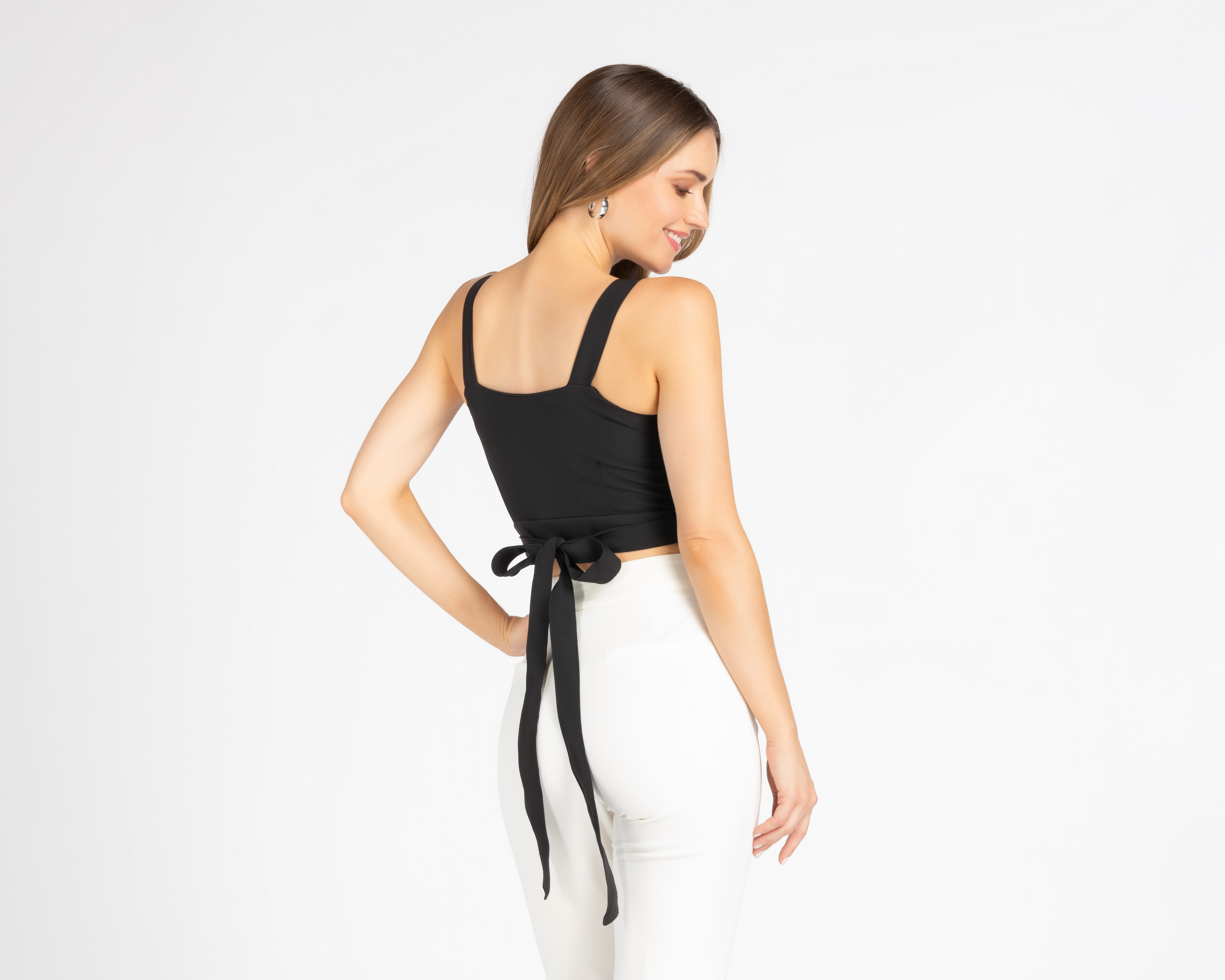 Foto 4 pulgar | Foto 3 | Crop Top Jennifer Lopez Negro con Tirantes