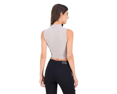 Foto 2 | Foto 2 | Playera Jennifer Lopez Gris Cuello Alto