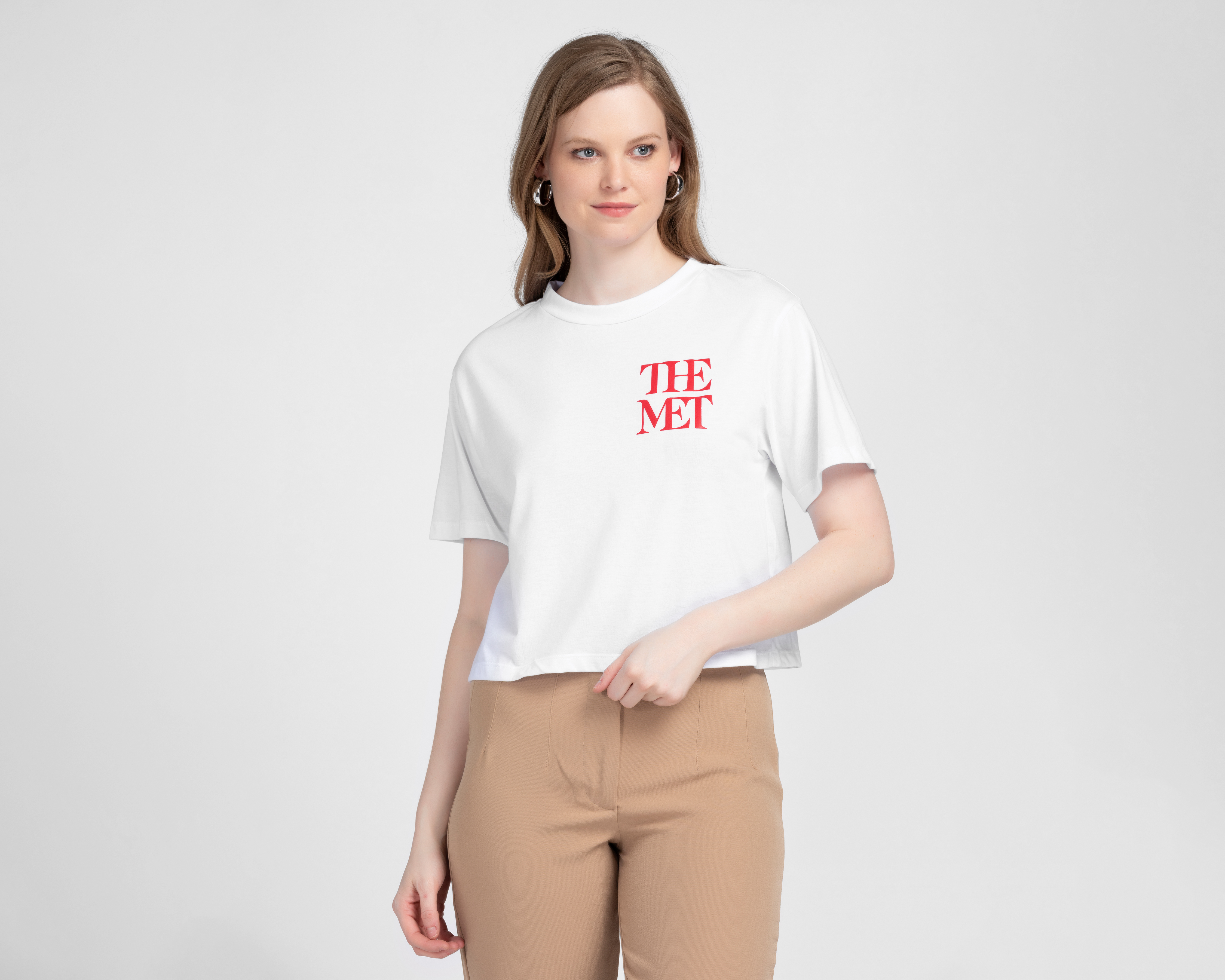 Foto 2 pulgar | Foto 1 | Playera Manga Corta The Met Sahara para Mujer