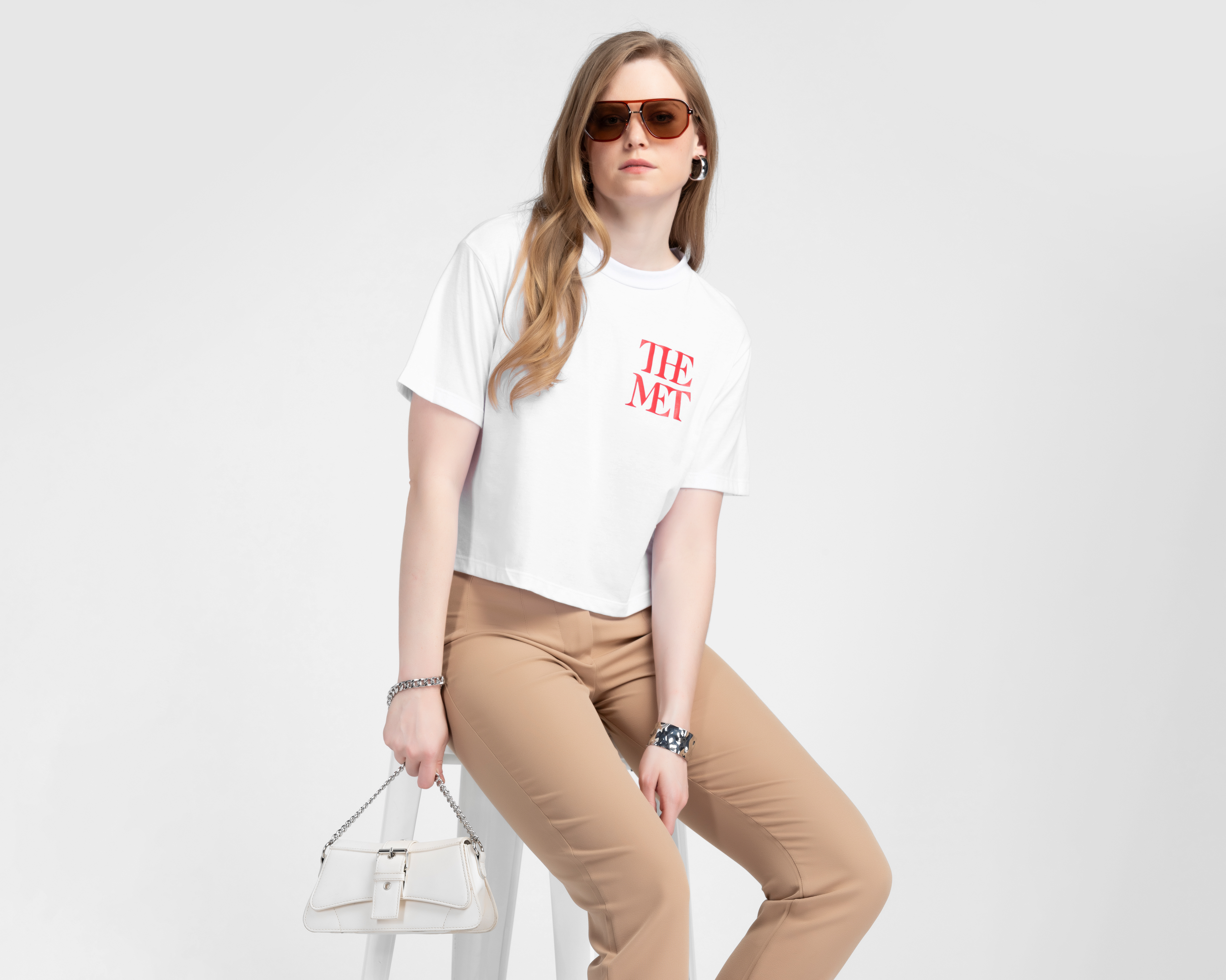 Foto 3 pulgar | Foto 2 | Playera Manga Corta The Met Sahara para Mujer