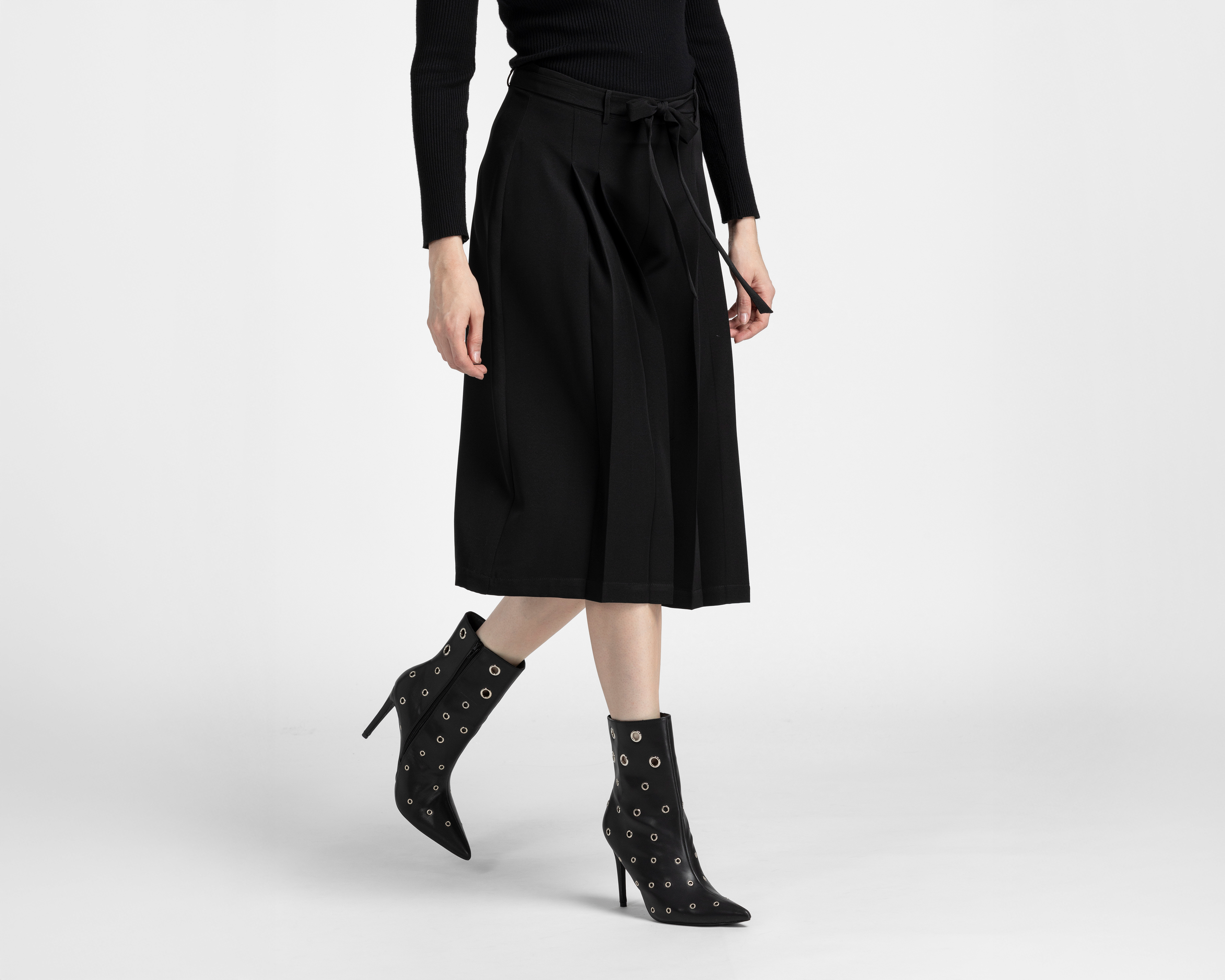 Foto 2 pulgar | Foto 1 | Bermuda Sahara Negra para Mujer