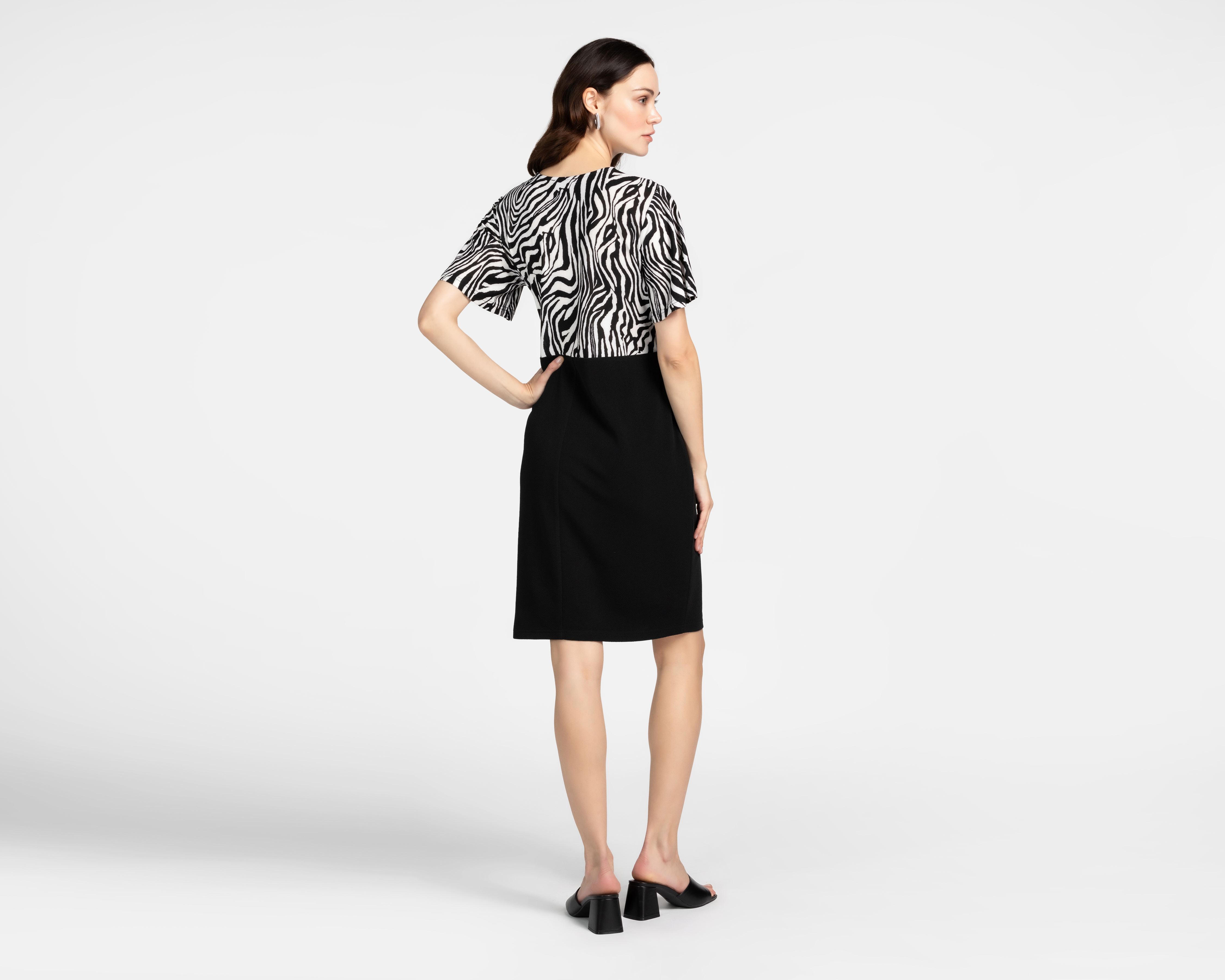 Foto 4 pulgar | Foto 3 | Vestido Formal Sahara Estampado Manga Corta Cuello V para Mujer