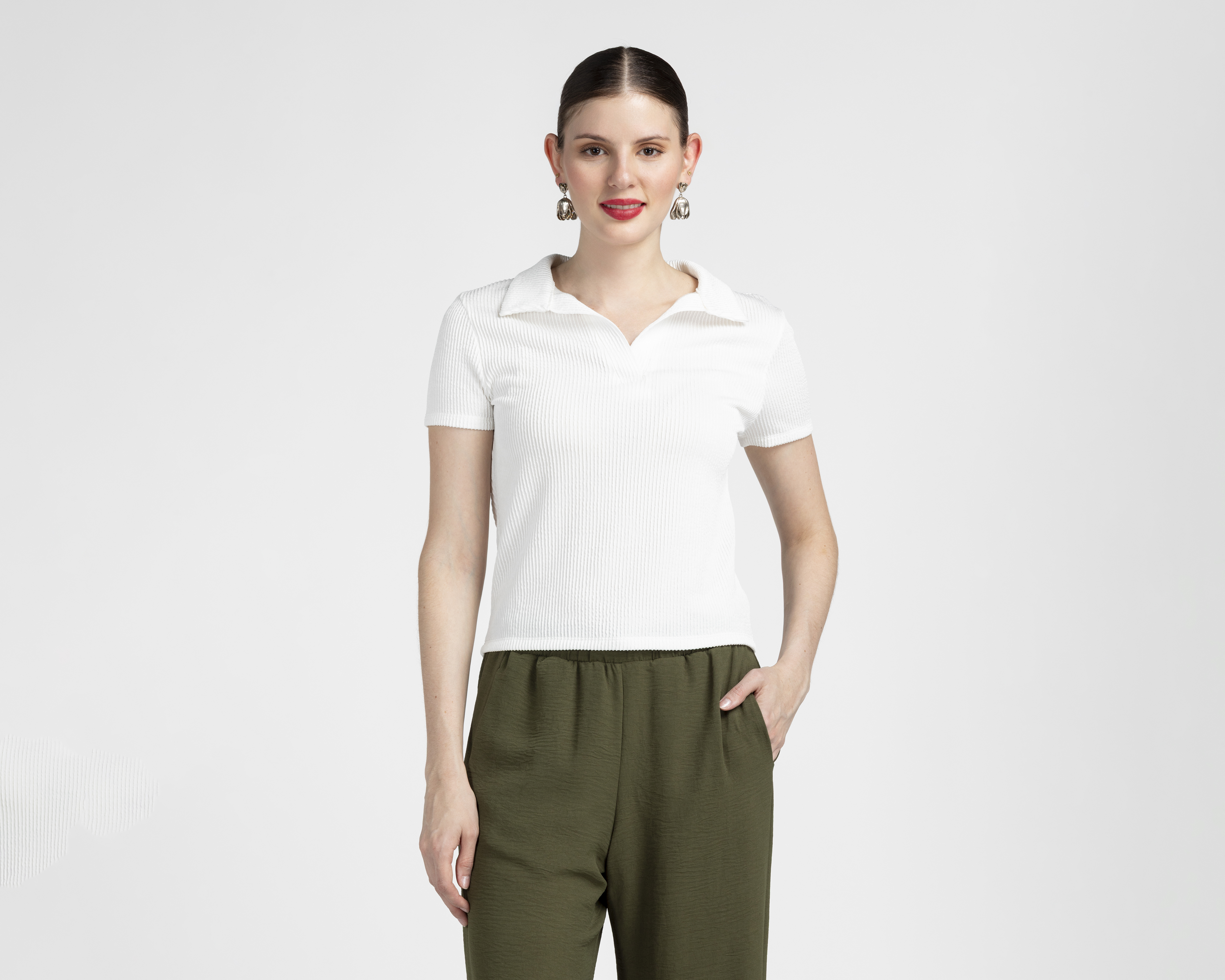 Foto 2 pulgar | Foto 1 | Playera Polo Sahara Manga Corta Blanca para Mujer