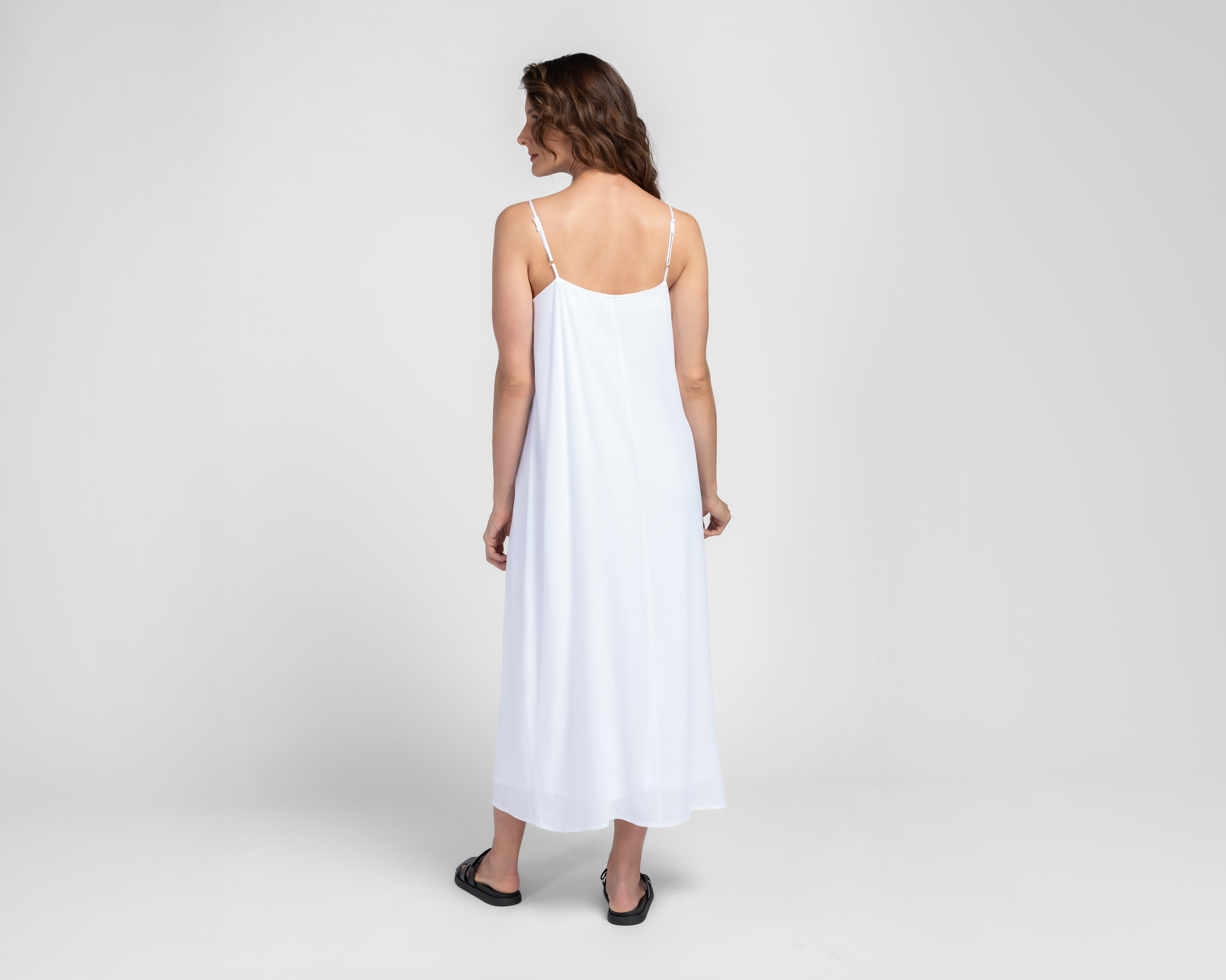 Foto 4 pulgar | Foto 3 | Vestido Midi con Tirantes Sahara para Mujer
