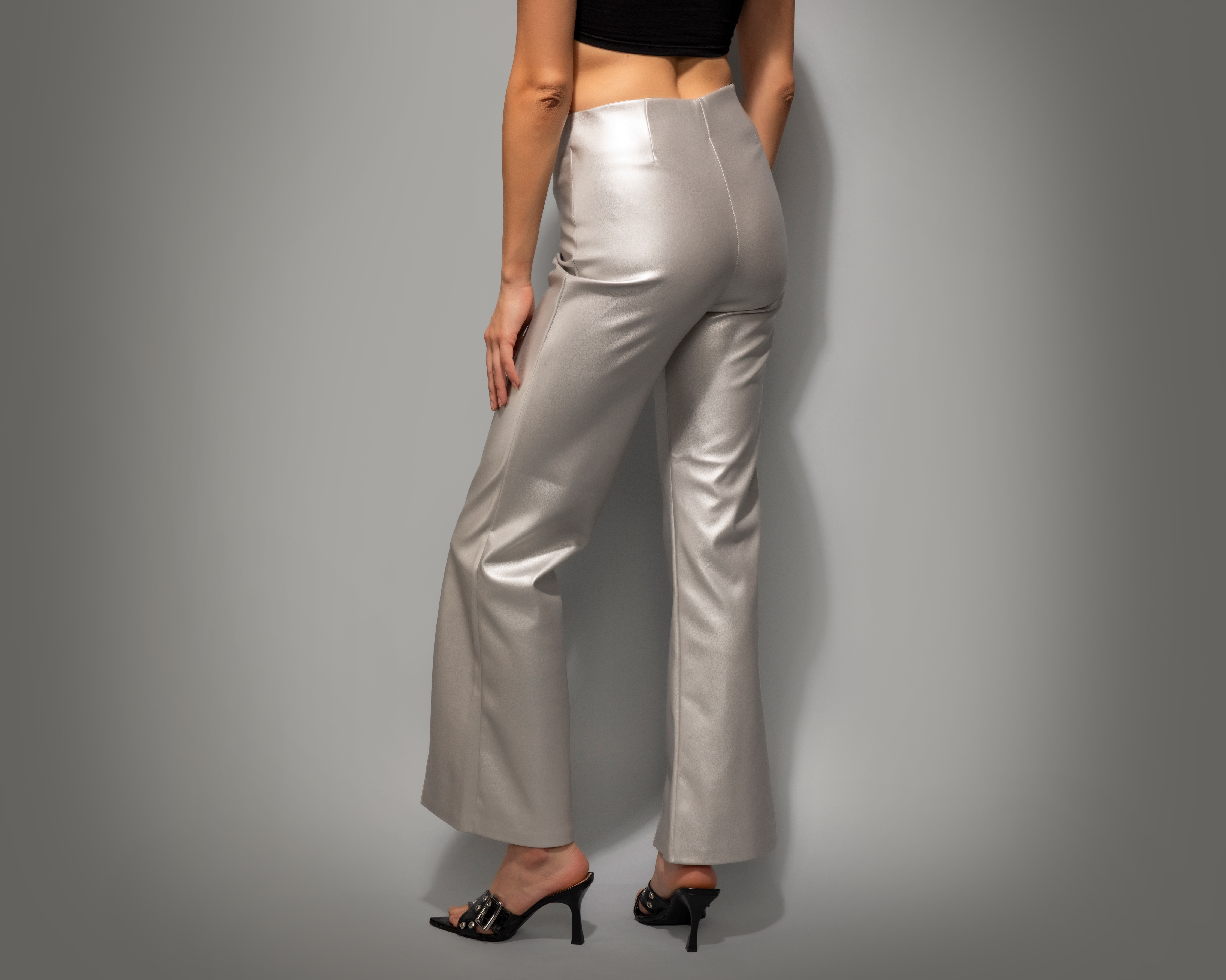 Foto 4 pulgar | Foto 3 | Pantalon Polipiel con Abertura en Ruedo Strona para Mujer
