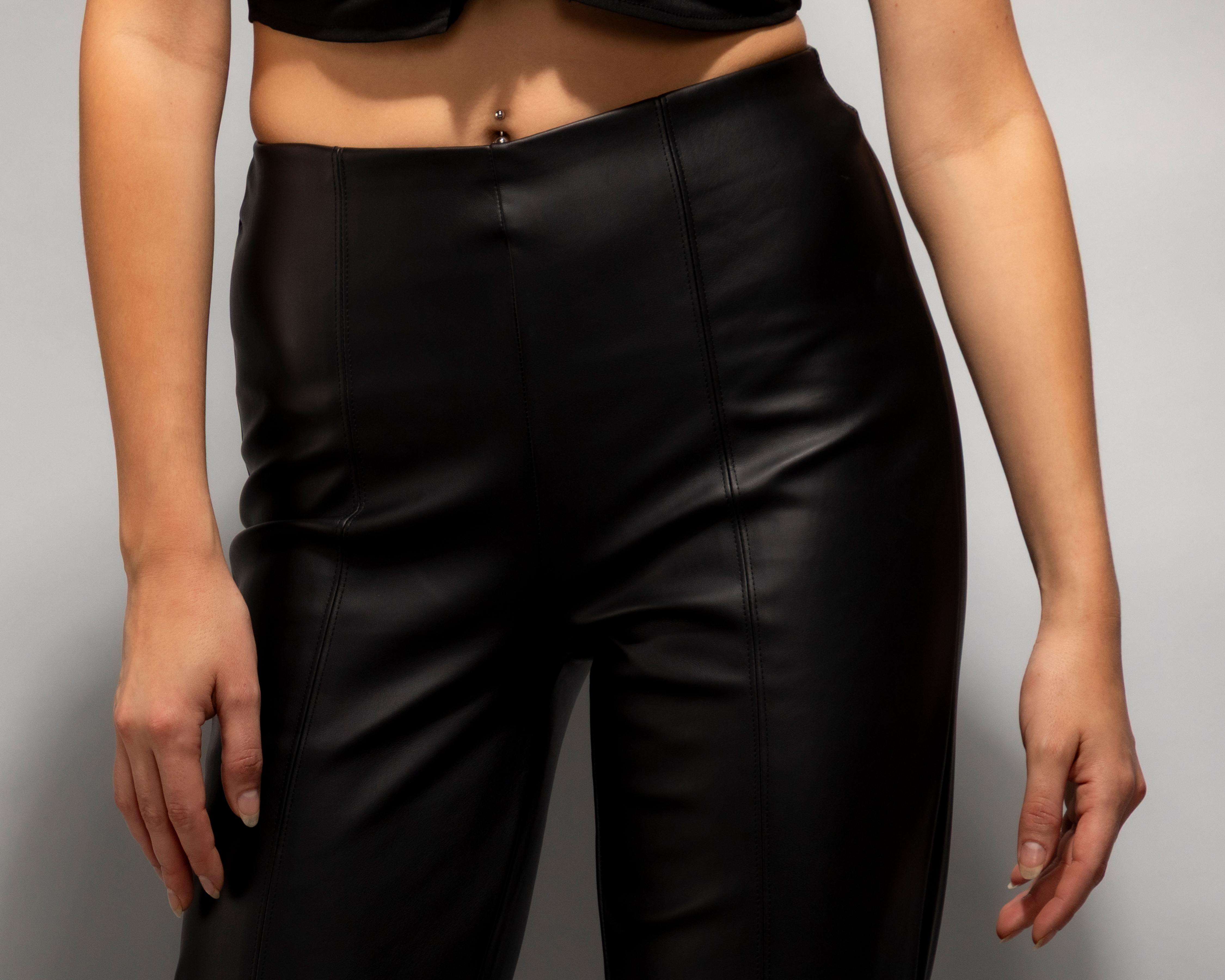 Foto 5 pulgar | Foto 4 | Pantalon Polipiel con Abertura en Ruedo Strona para Mujer