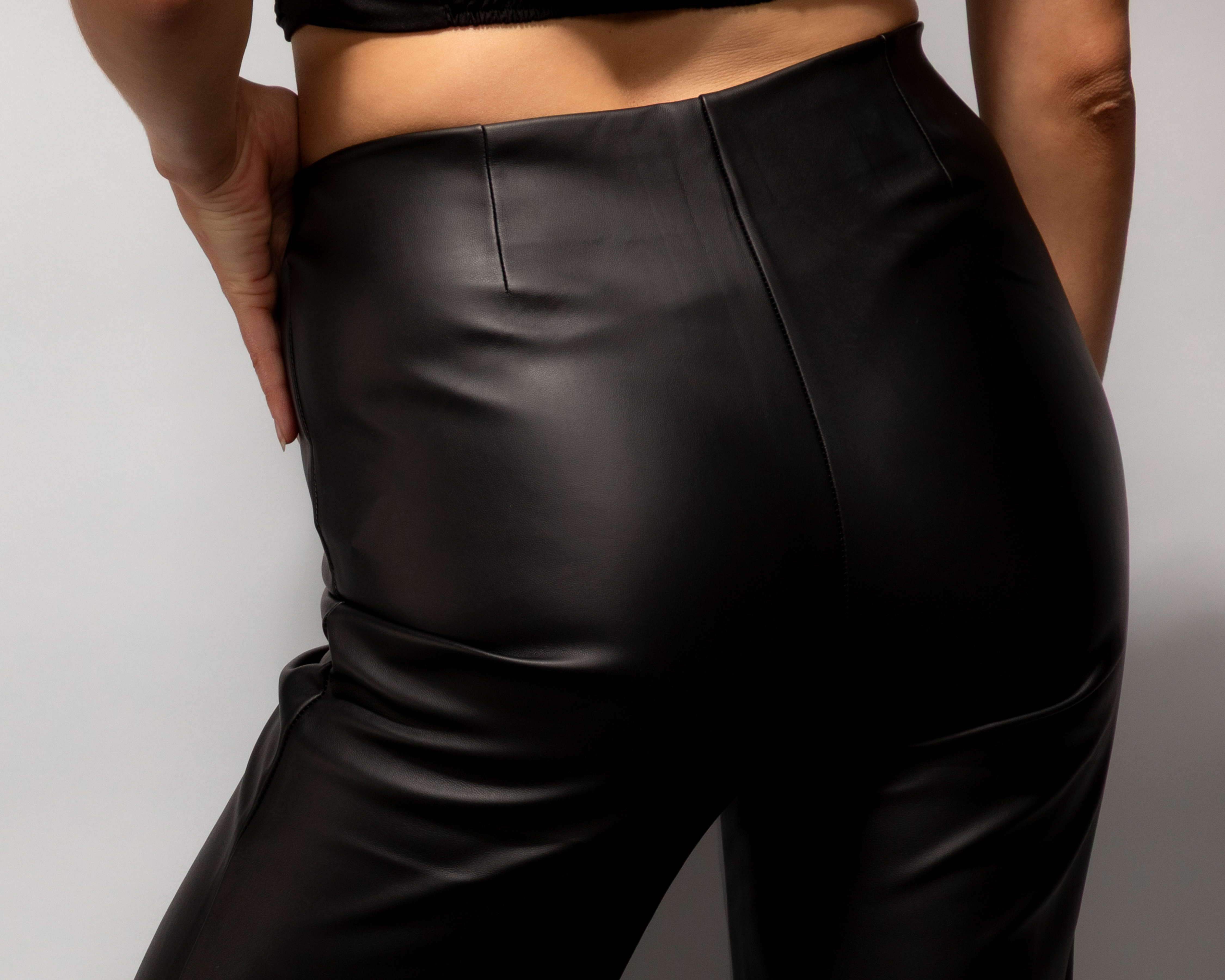 Foto 6 pulgar | Foto 5 | Pantalon Polipiel con Abertura en Ruedo Strona para Mujer