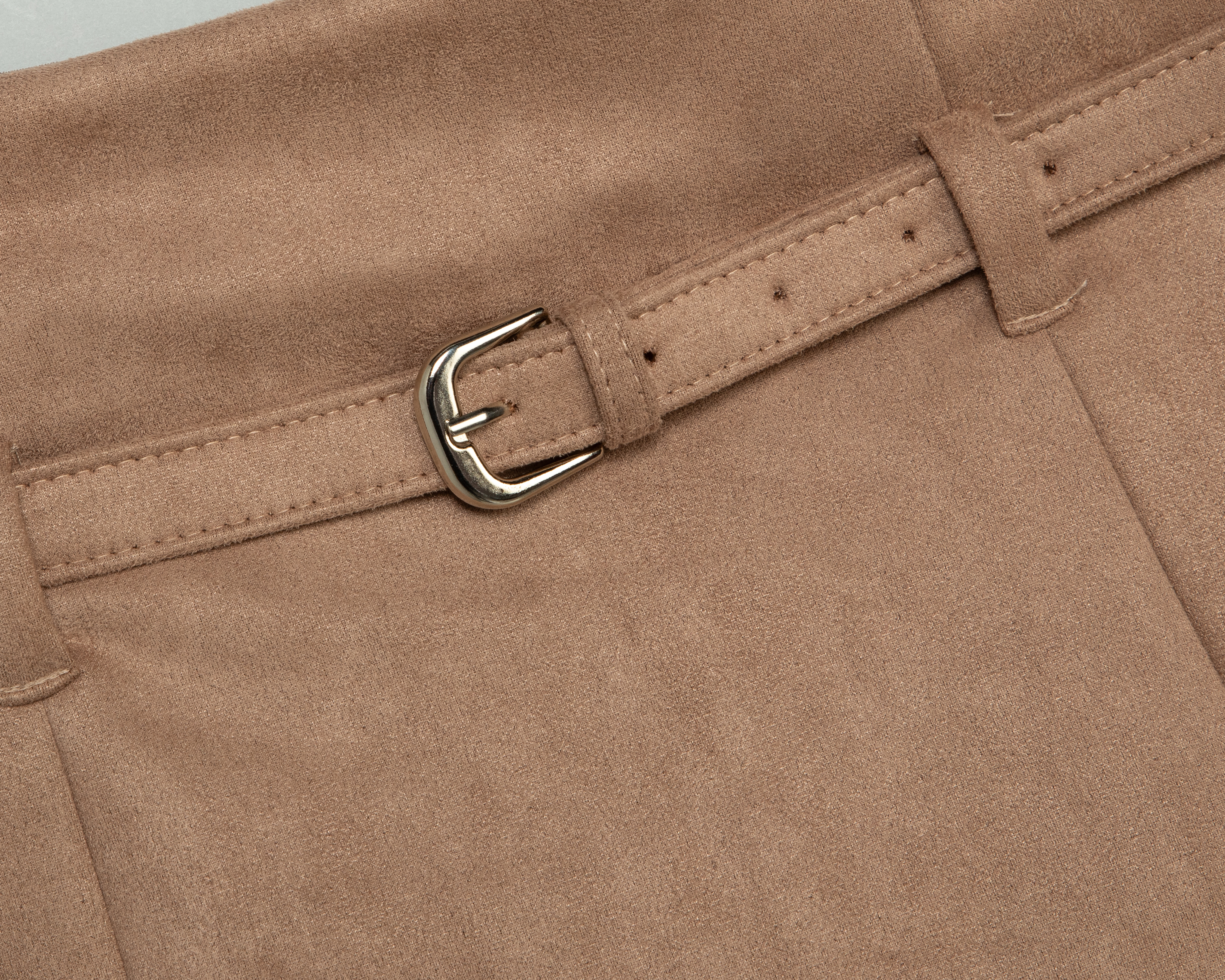 Foto 4 pulgar | Foto 3 | Short Falda Boy London Camel para Mujer