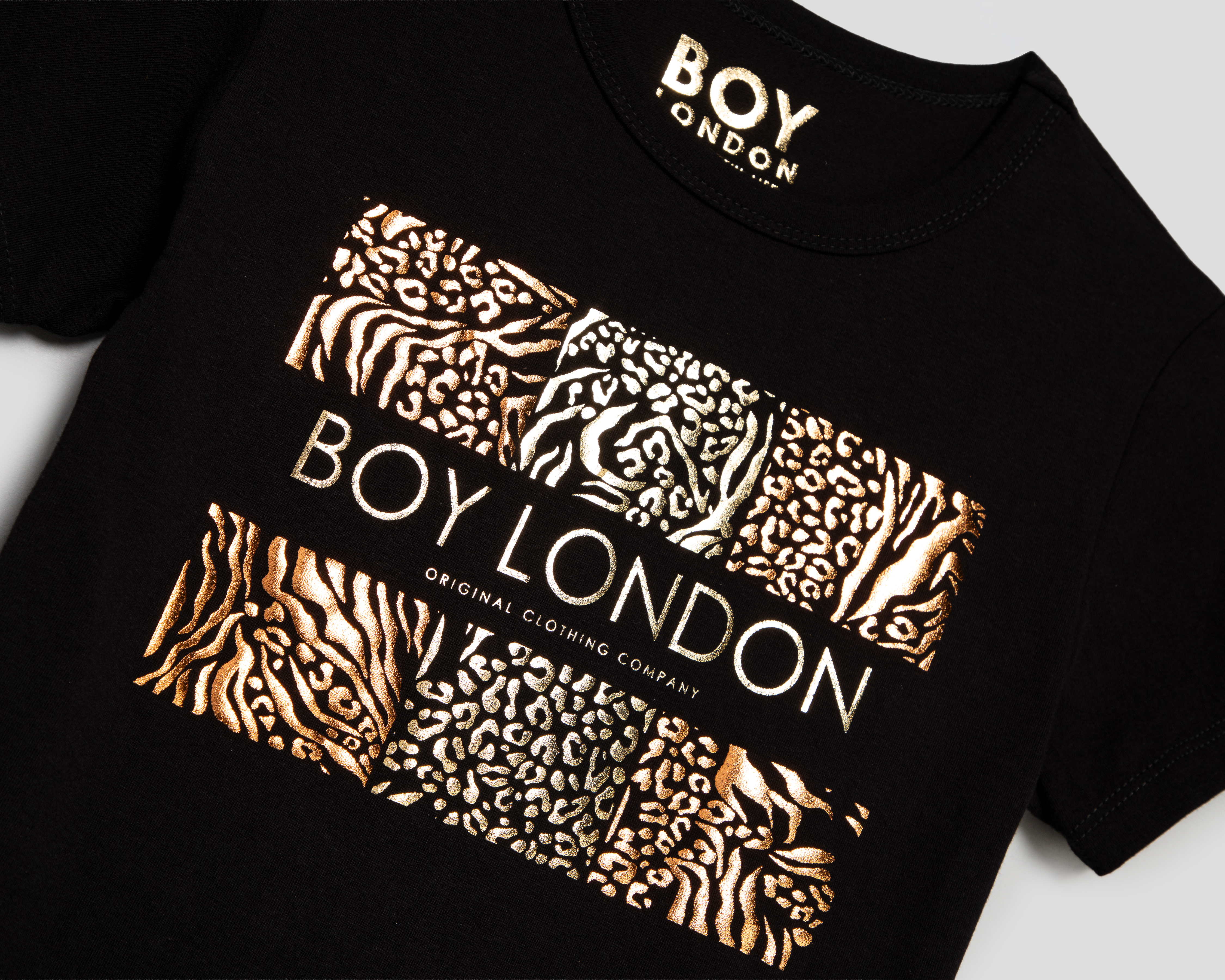 Foto 4 pulgar | Foto 3 | Playera Negra Boy London para Mujer