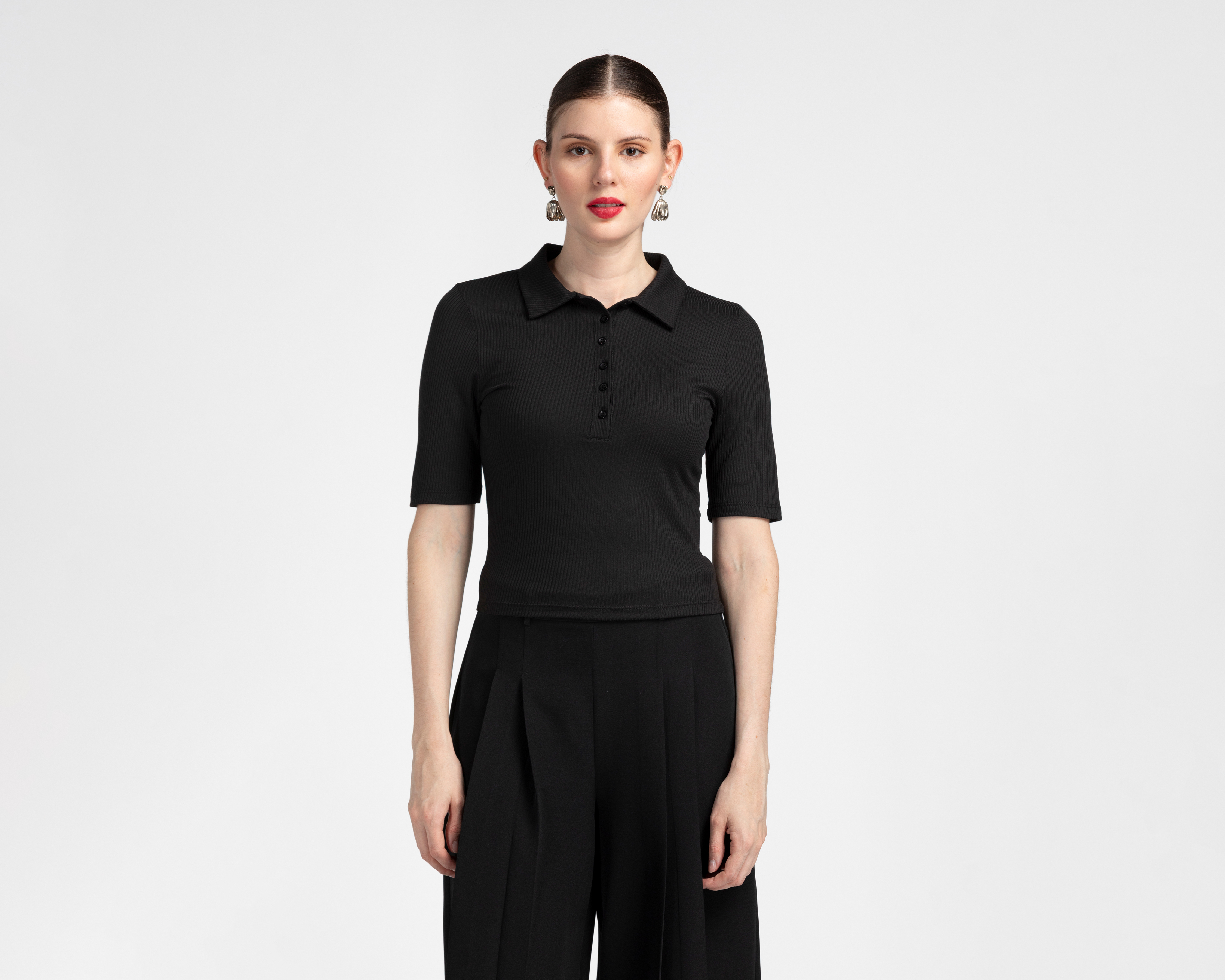 Foto 2 pulgar | Foto 1 | Playera Polo Sahara Manga Corta Negra para Mujer