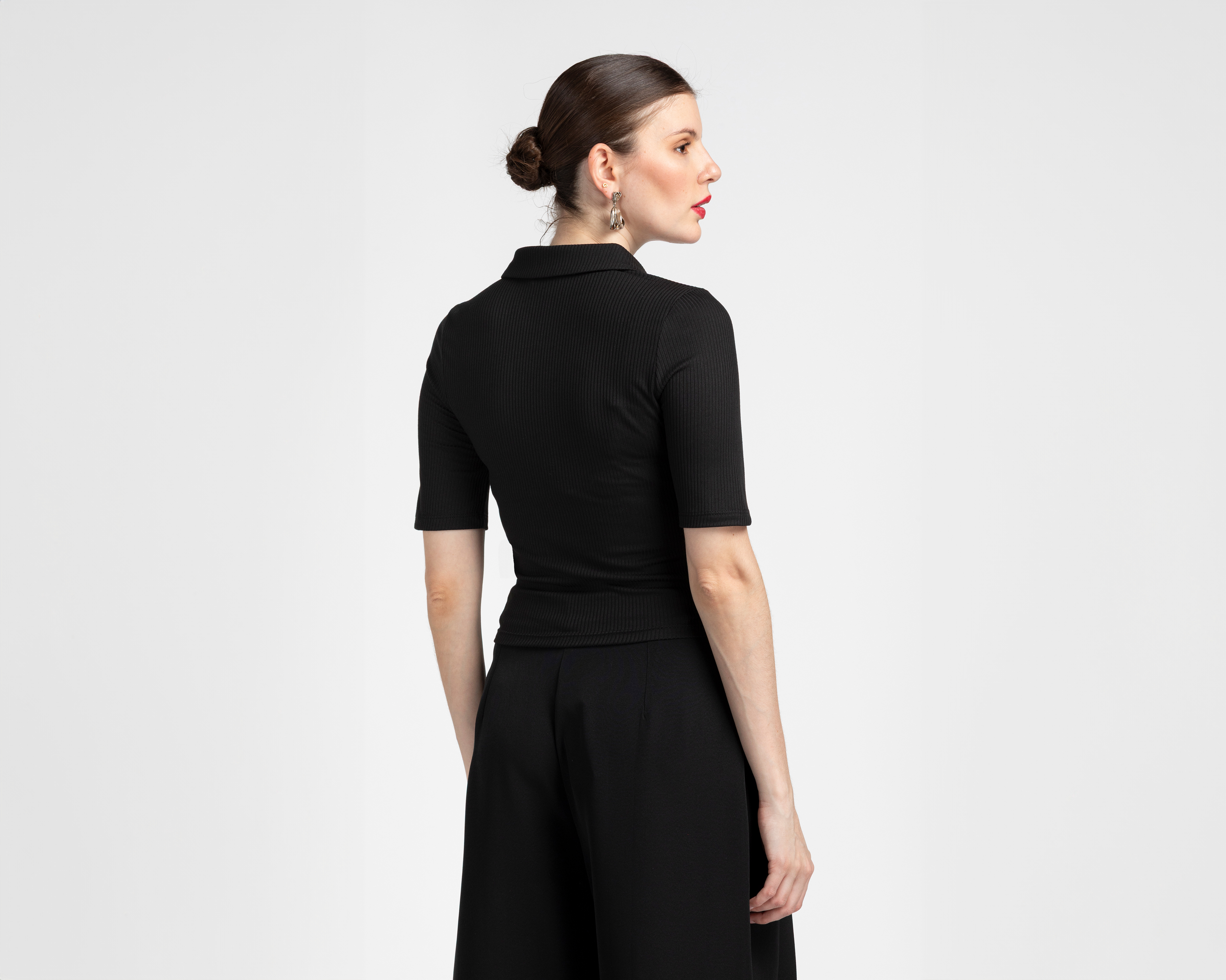 Foto 4 pulgar | Foto 3 | Playera Polo Sahara Manga Corta Negra para Mujer