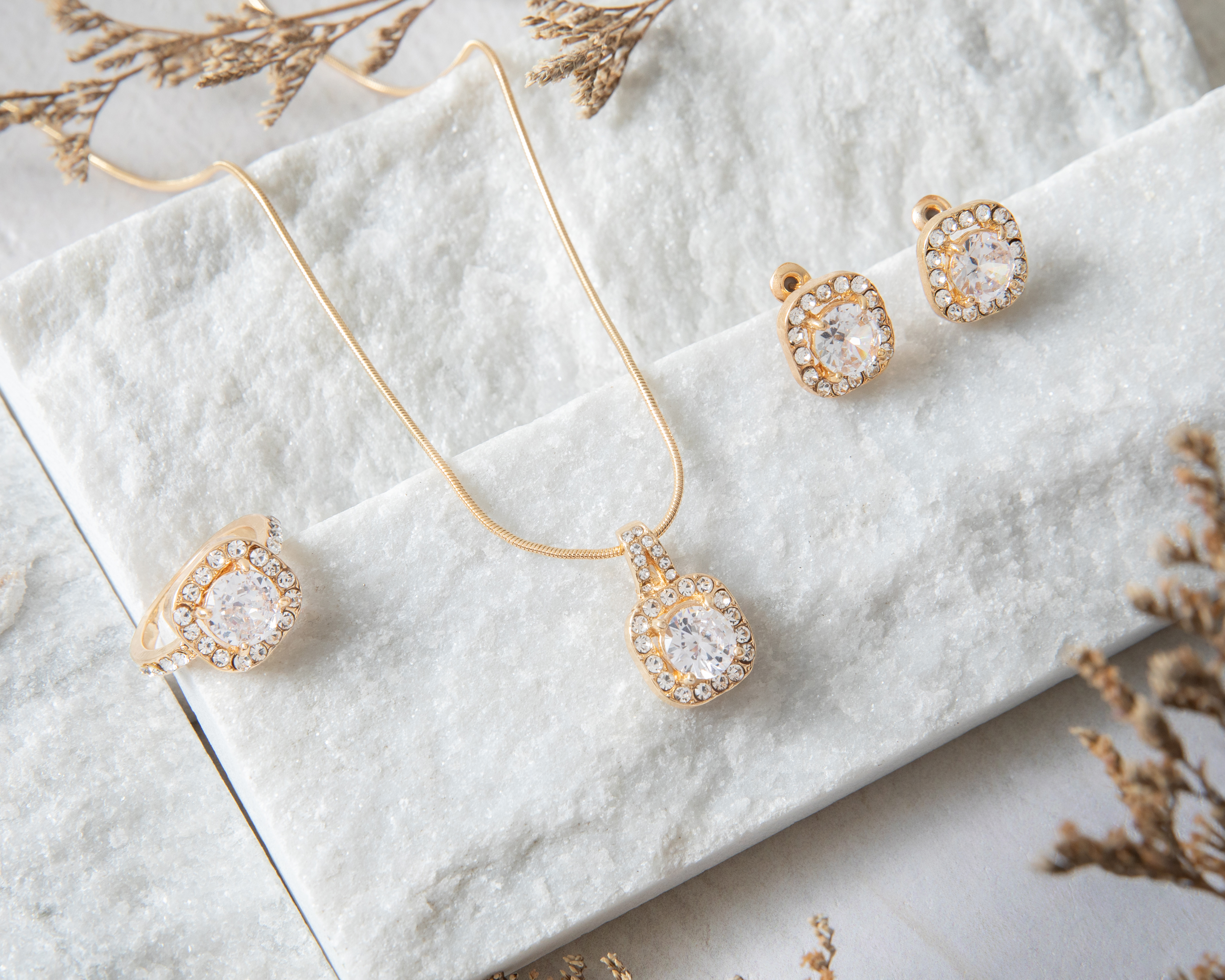 Foto 6 pulgar | Foto 5 | Collar, Aretes y Anillo Sahara Cuadrados Dorados