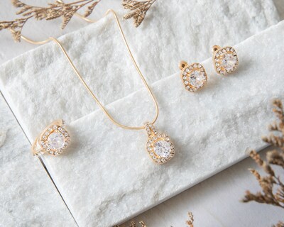 Foto 5 | Foto 5 | Collar, Aretes y Anillo Sahara Cuadrados Dorados