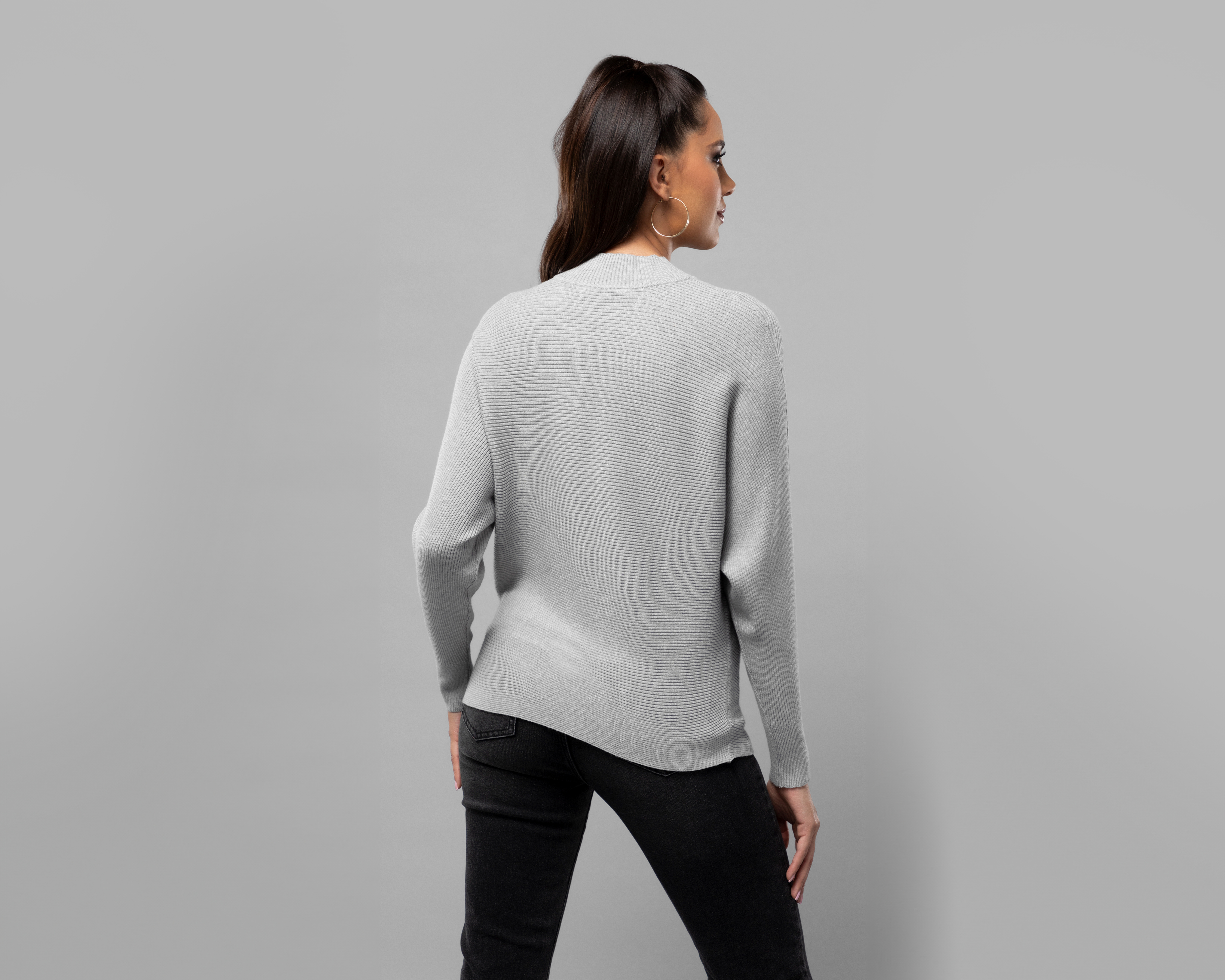 Foto 4 pulgar | Foto 3 | Suéter Gris Jennifer Lopez para Mujer