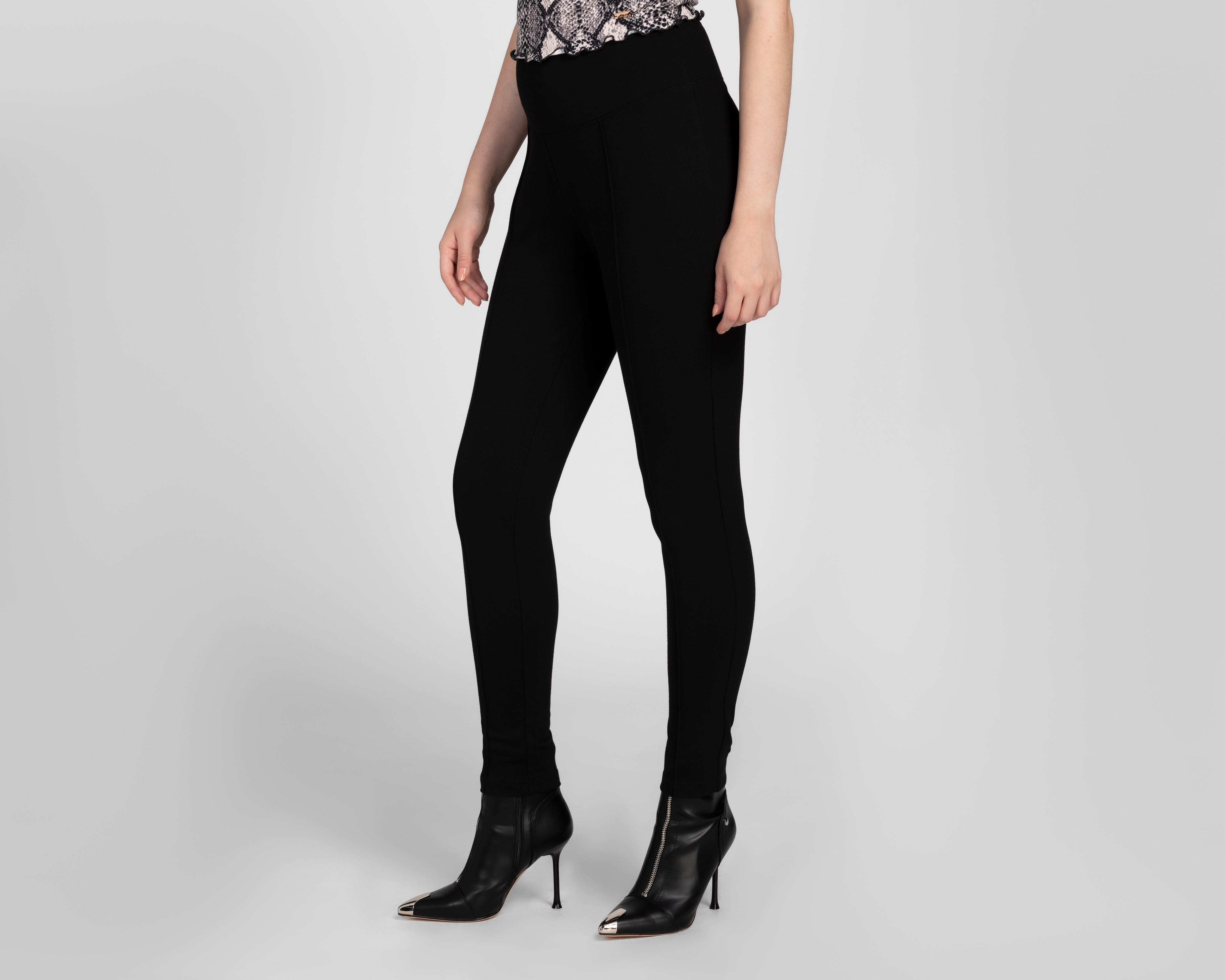 Foto 2 pulgar | Foto 1 | Leggings Negros Sahara para Mujer