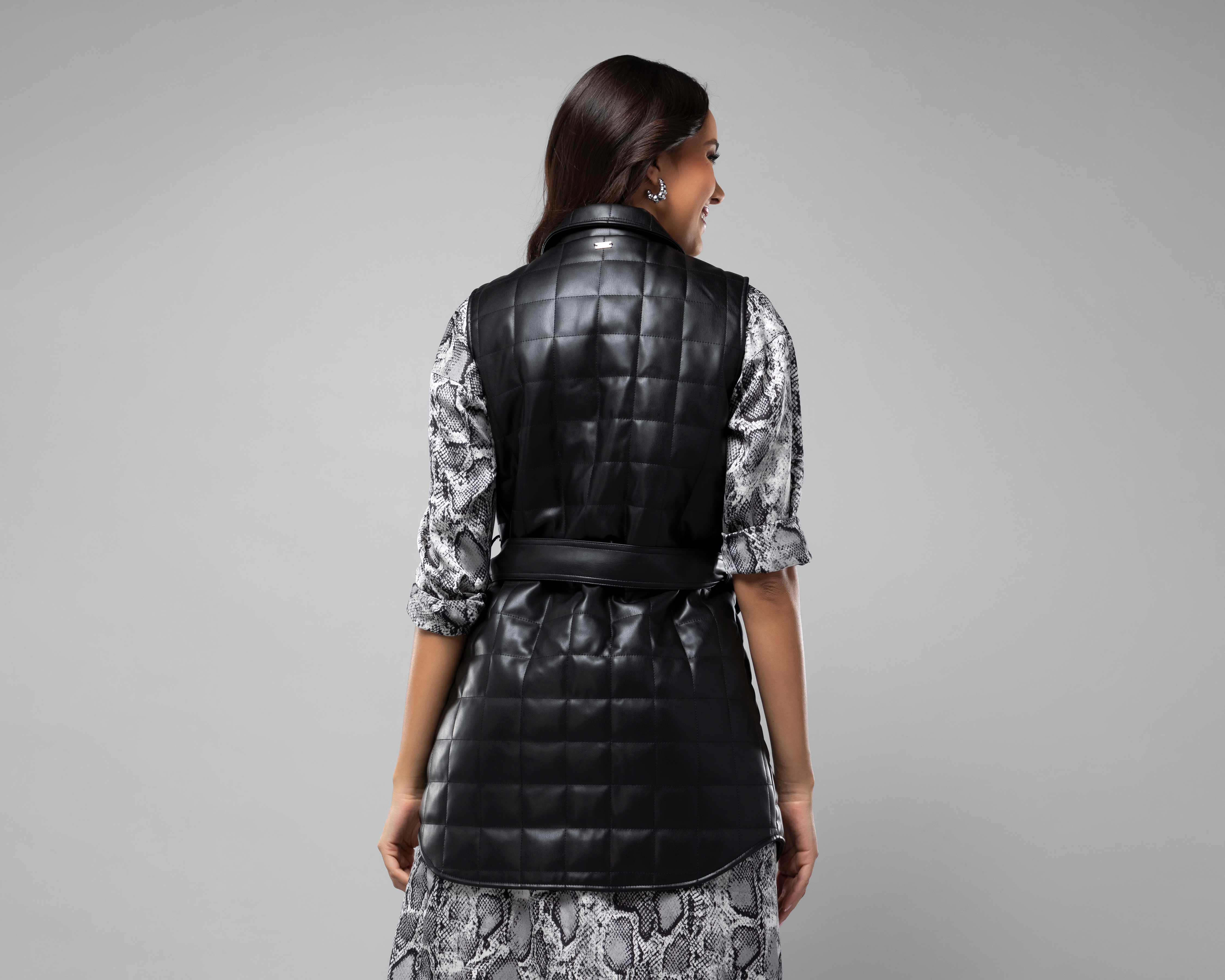 Foto 4 pulgar | Foto 3 | Chaleco Negro Jennifer Lopez para Mujer