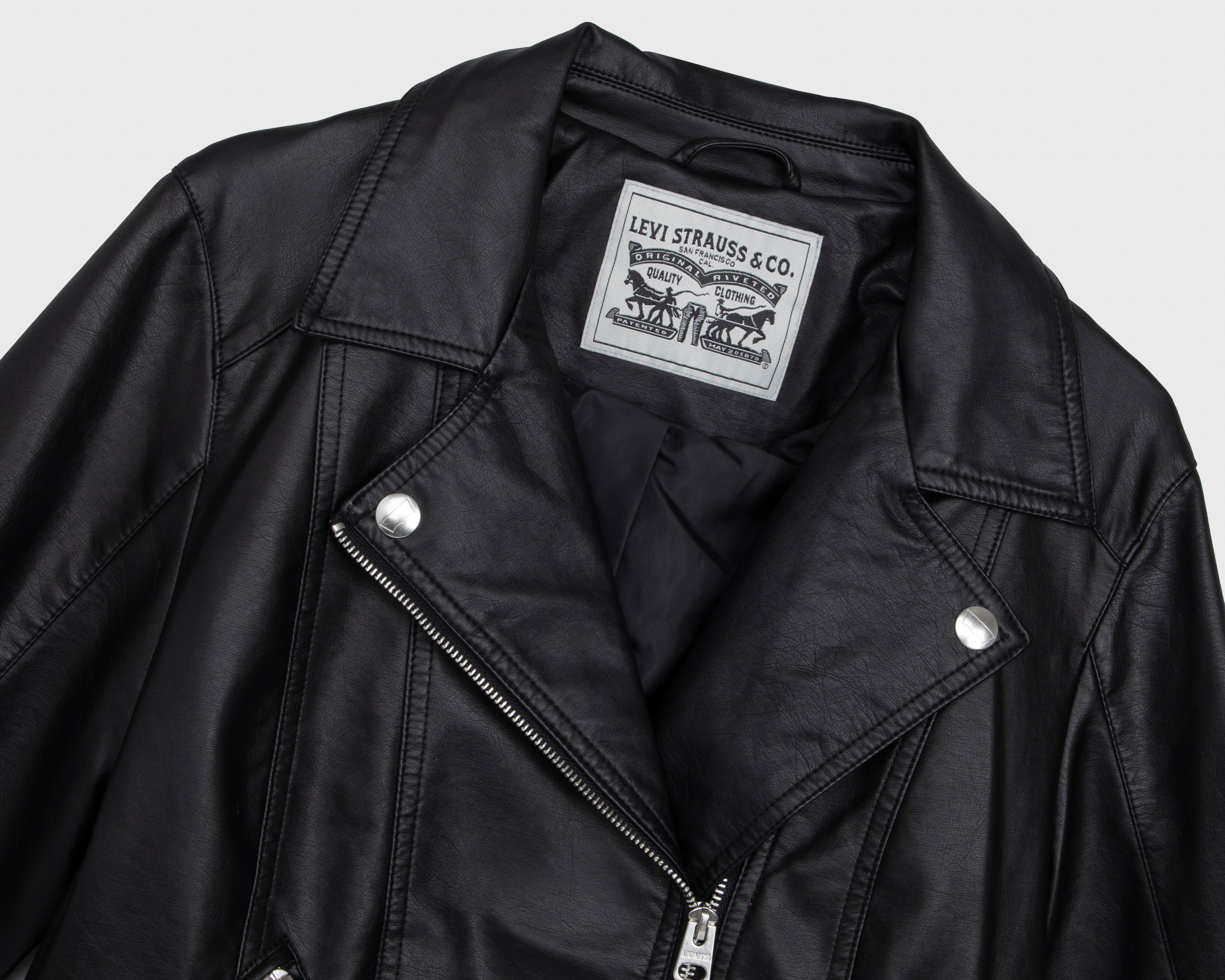 Foto 4 pulgar | Foto 3 | Chamarra Negra Levi's para Mujer