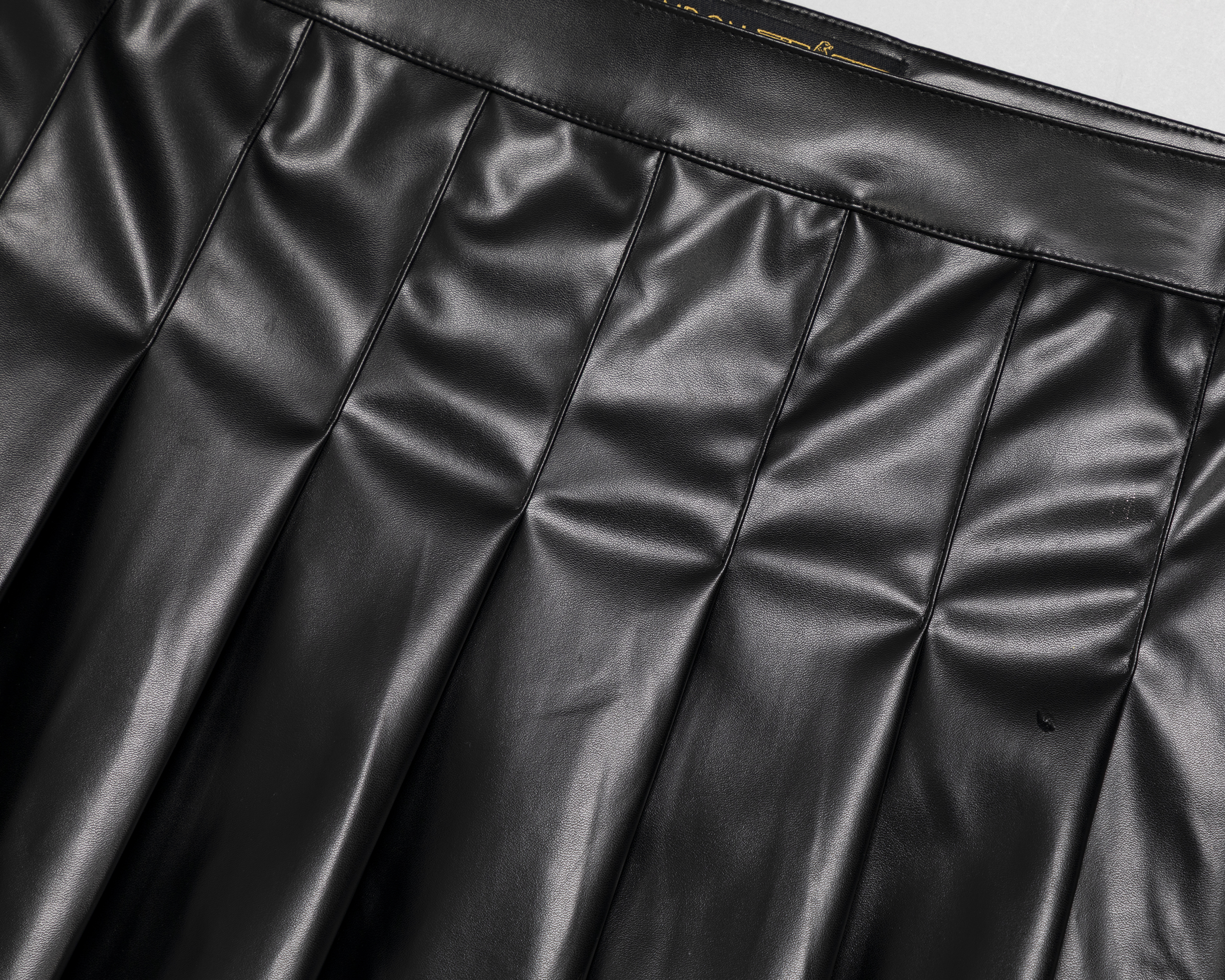 Foto 4 pulgar | Foto 3 | Falda Corta Boy London Negra para Mujer