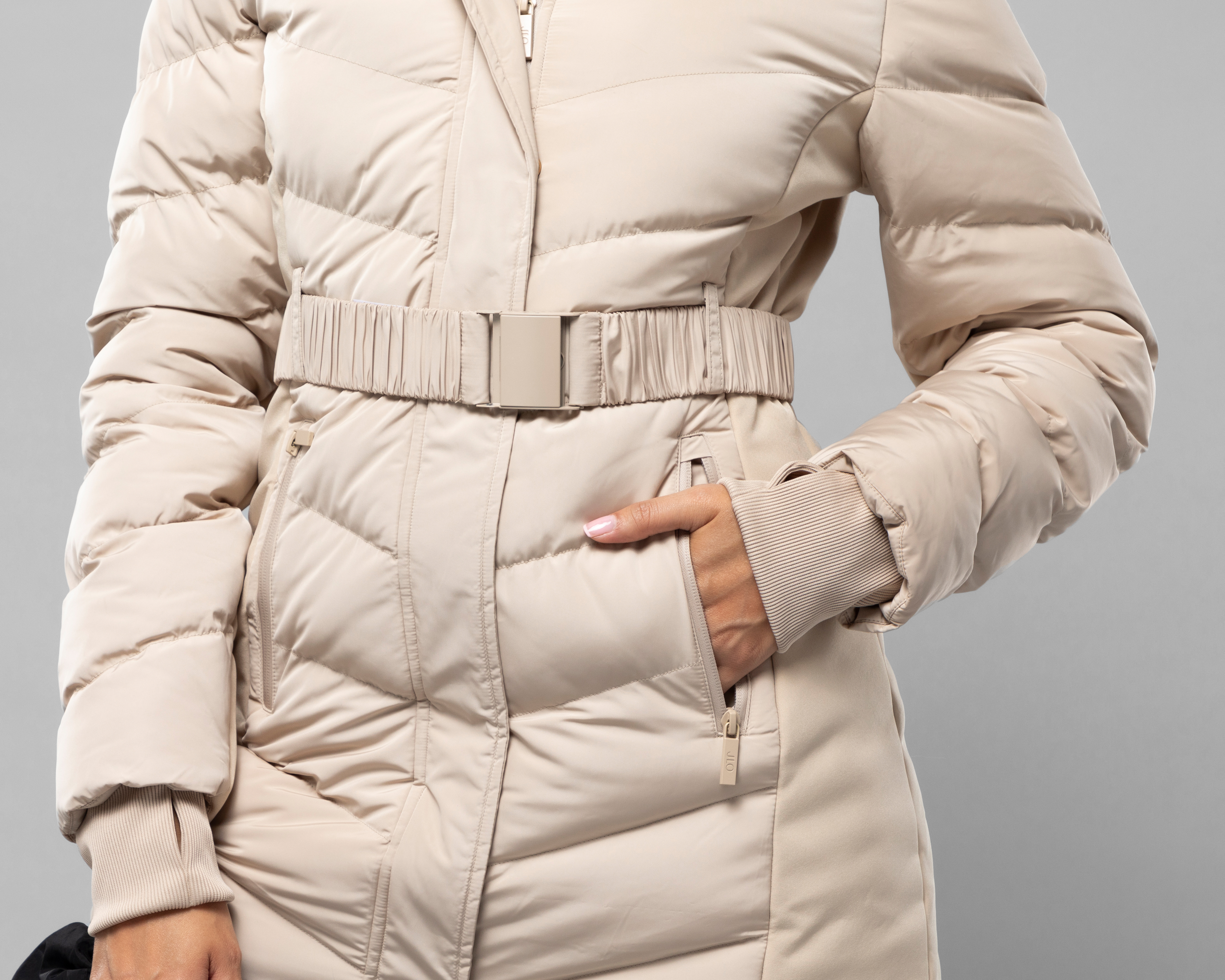 Foto 5 pulgar | Foto 4 | Chamarra Capitonada Jennifer Lopez para Mujer