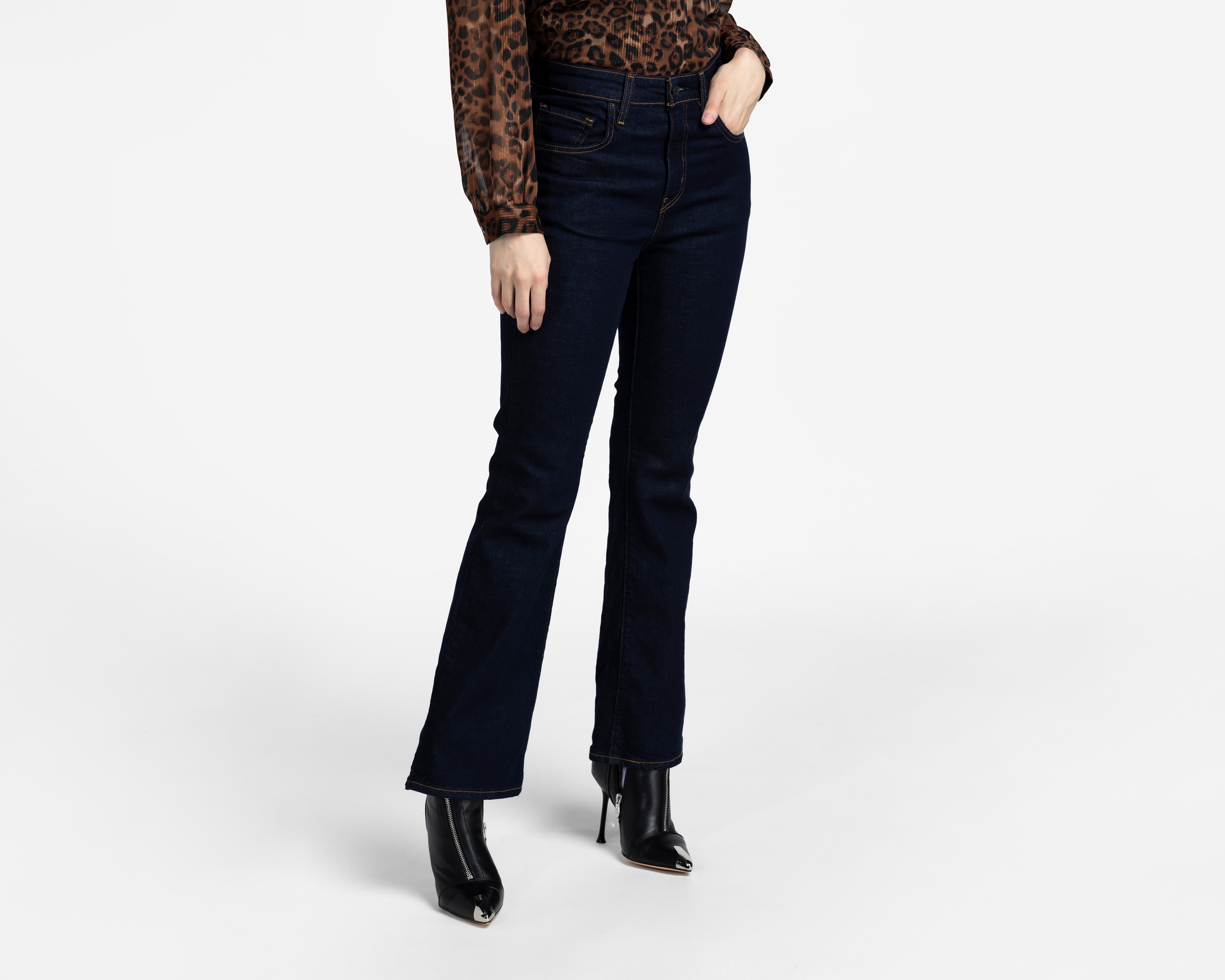 Foto 2 pulgar | Foto 1 | Jeans Levi's 725 High Rise Bootcut para Mujer