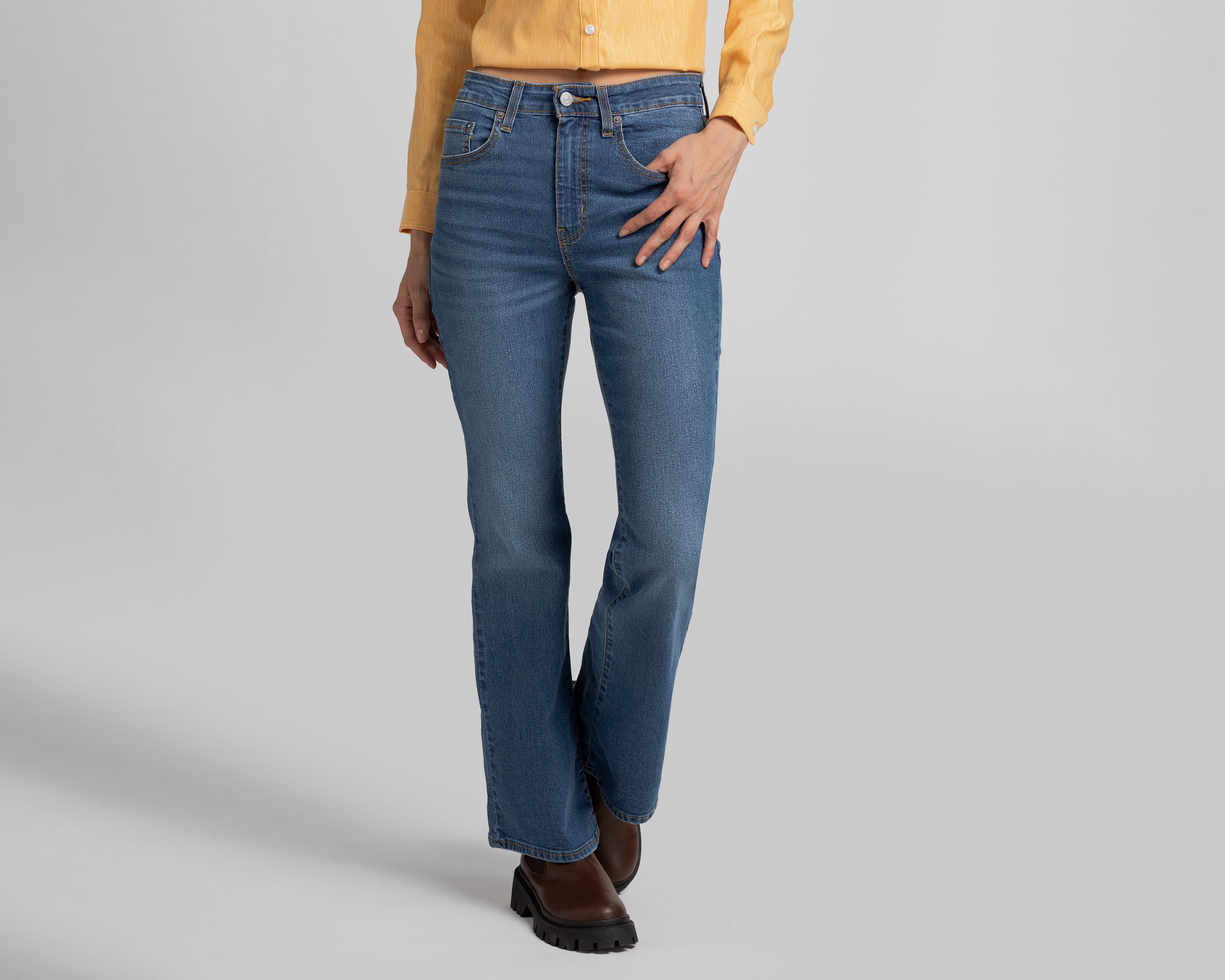 Foto 2 pulgar | Foto 1 | Jeans Flare Levi's 726 High Rise para Mujer