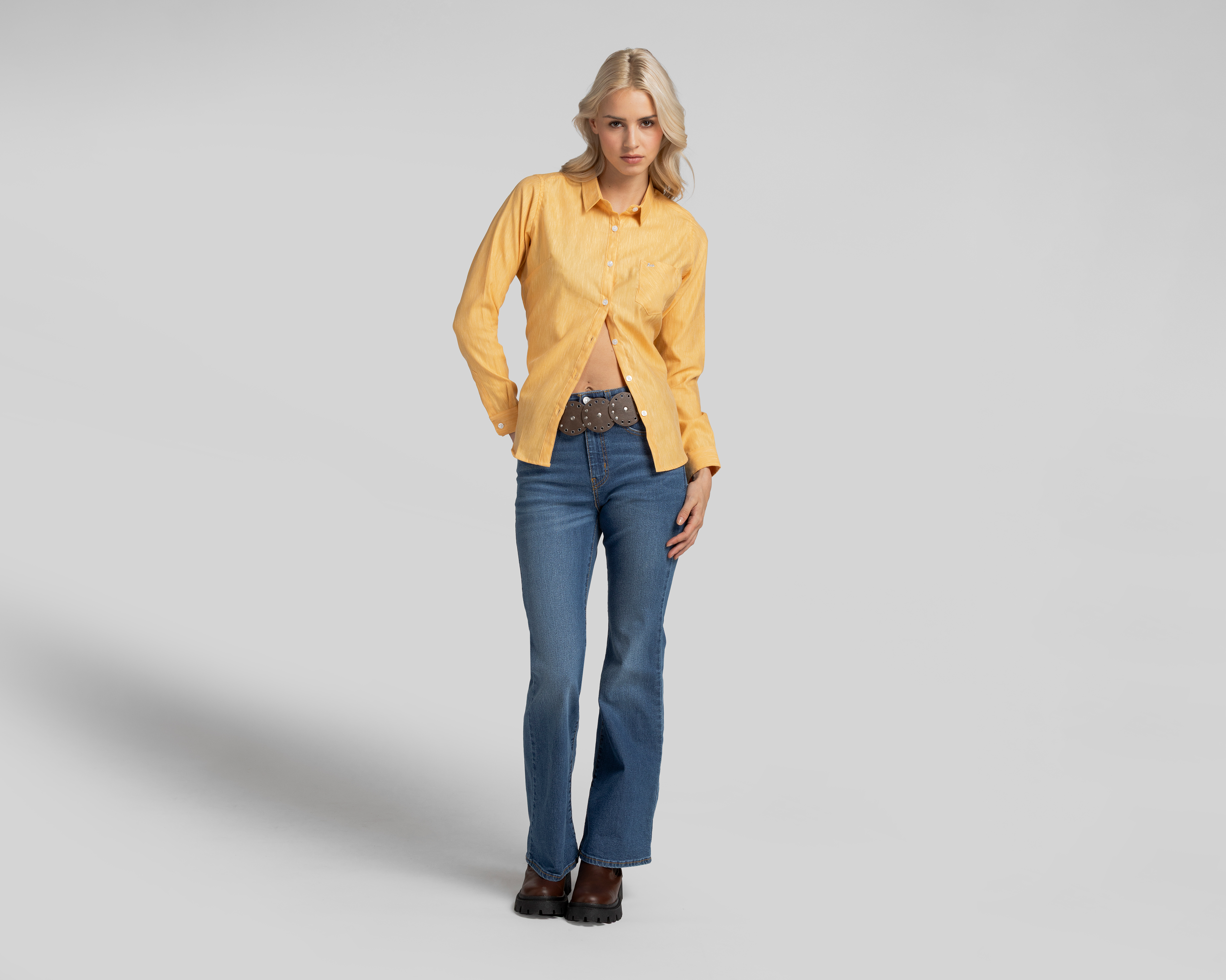 Foto 3 pulgar | Foto 2 | Jeans Flare Levi's 726 High Rise para Mujer