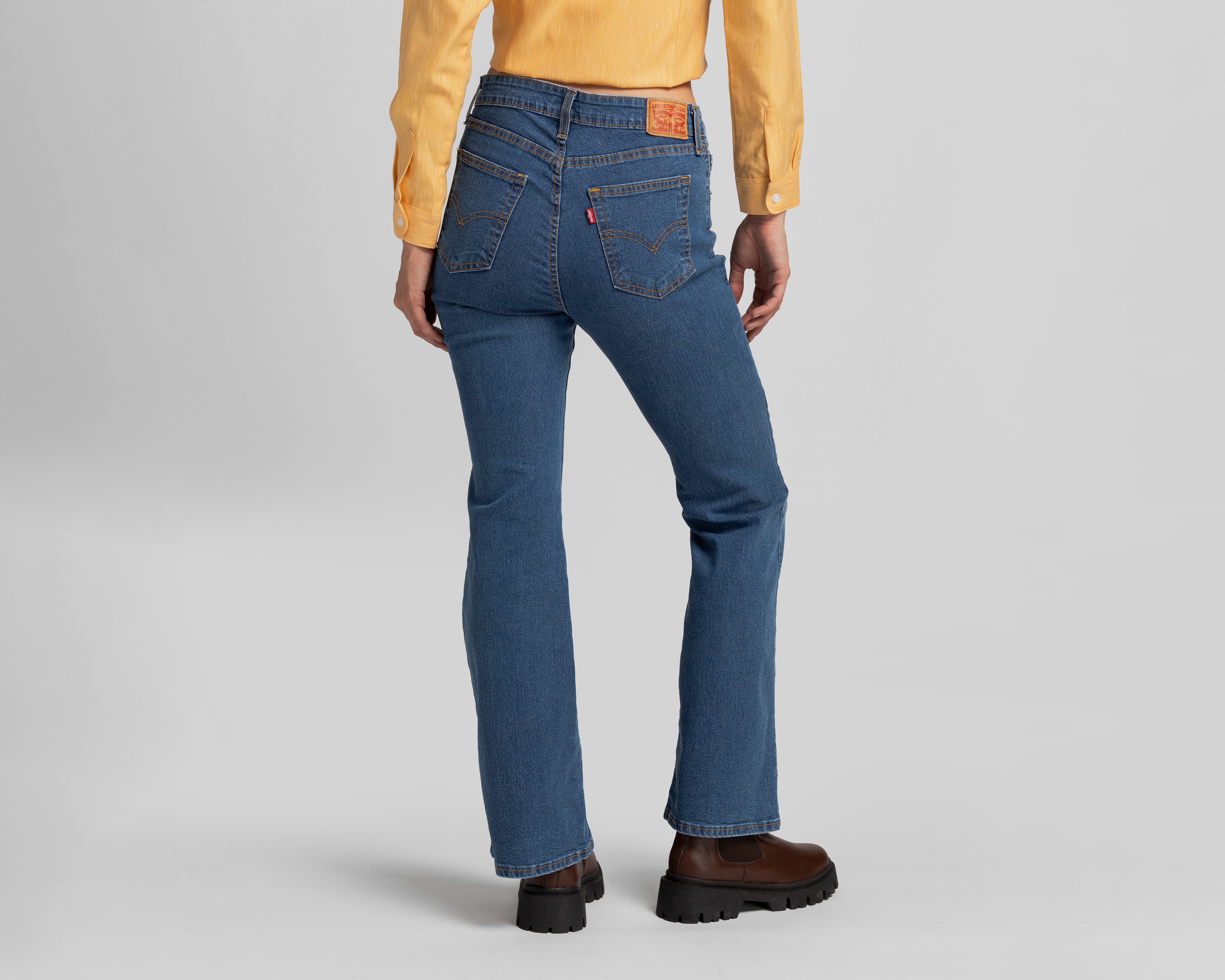 Foto 4 pulgar | Foto 3 | Jeans Flare Levi's 726 High Rise para Mujer