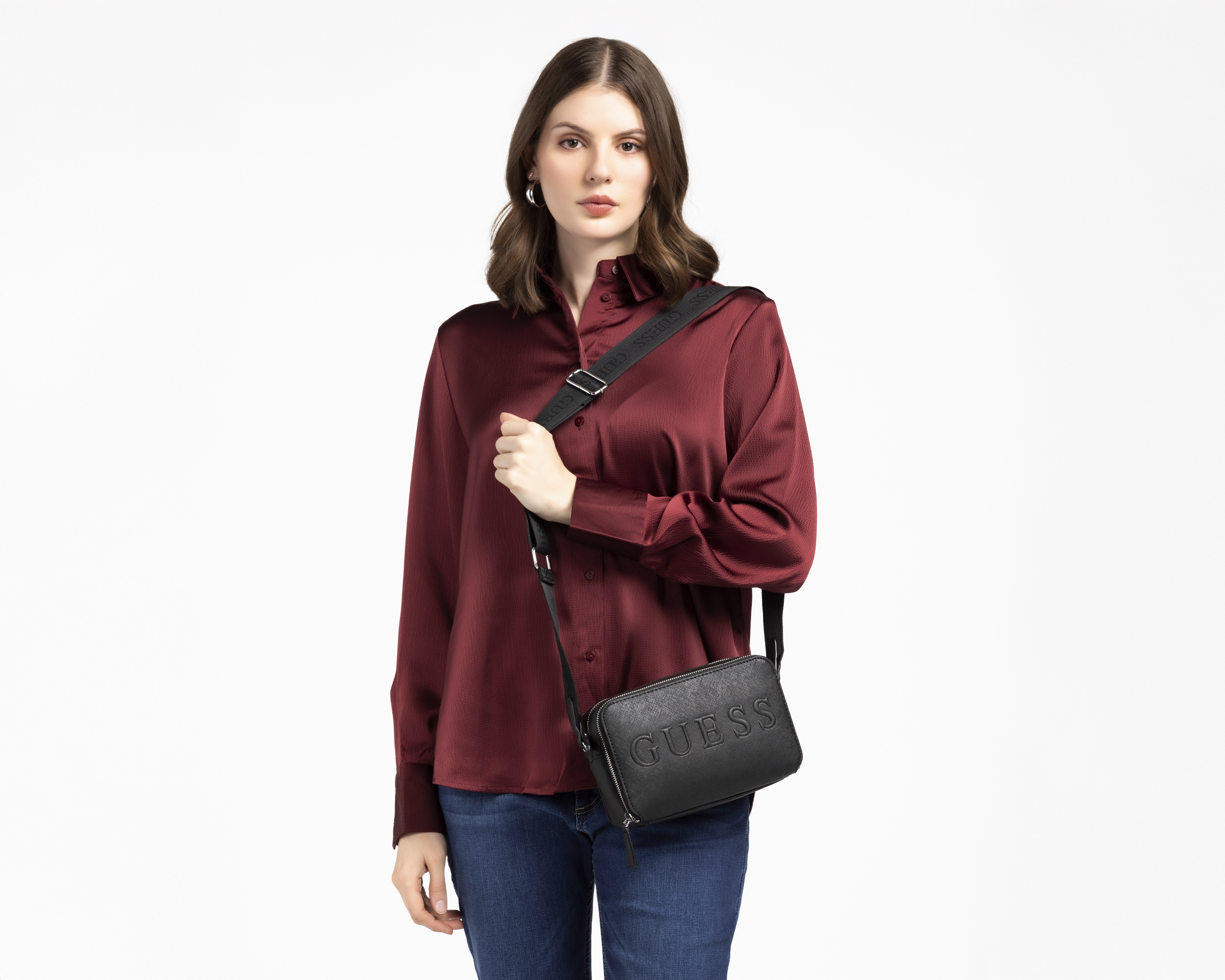 Foto 7 pulgar | Foto 6 | Bolsa Cruzada Guess Haddington