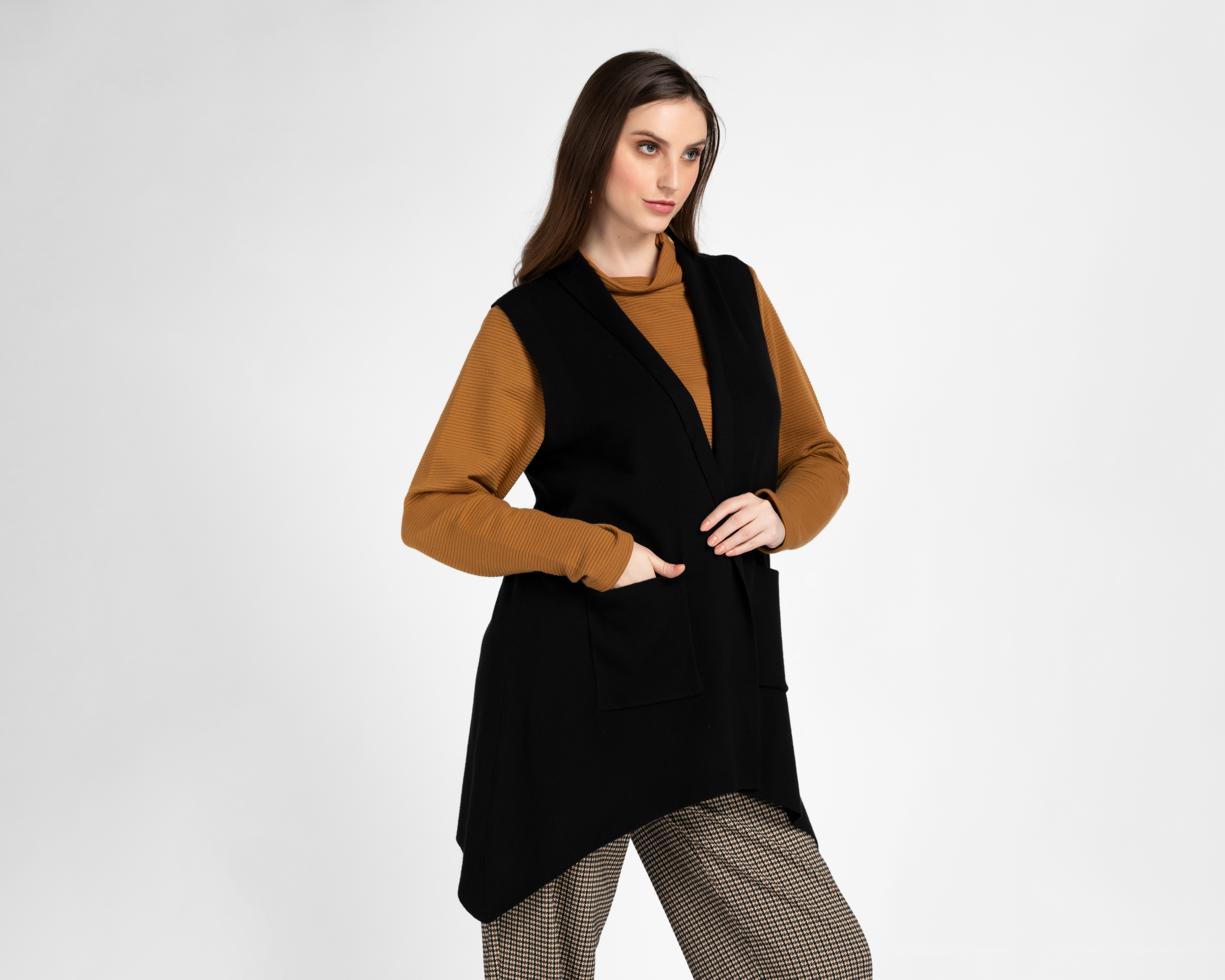 Foto 2 pulgar | Foto 1 | Chaleco Negro Lady Sun para Mujer