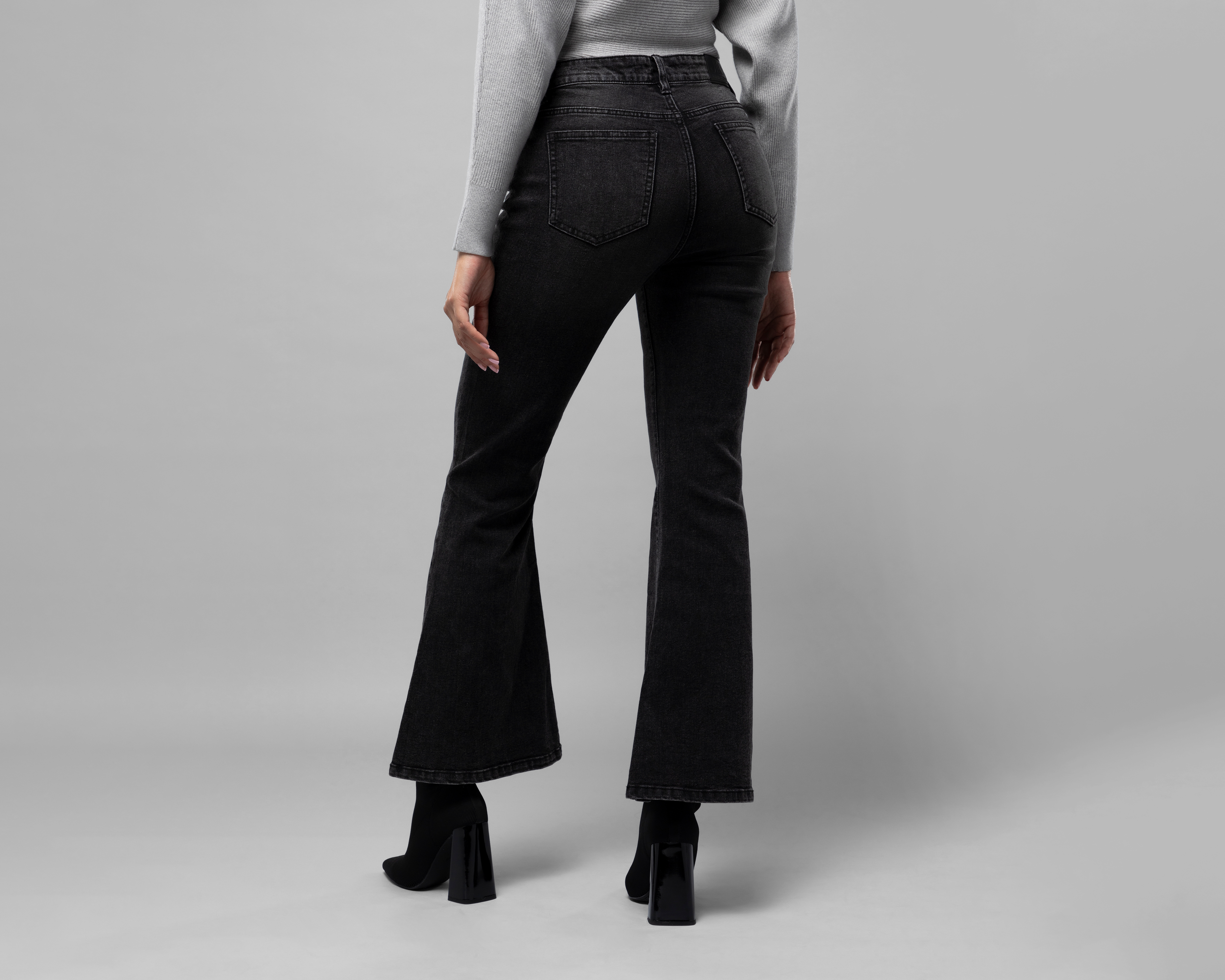 Foto 4 pulgar | Foto 3 | Jeans Flare Jennifer Lopez para Mujer