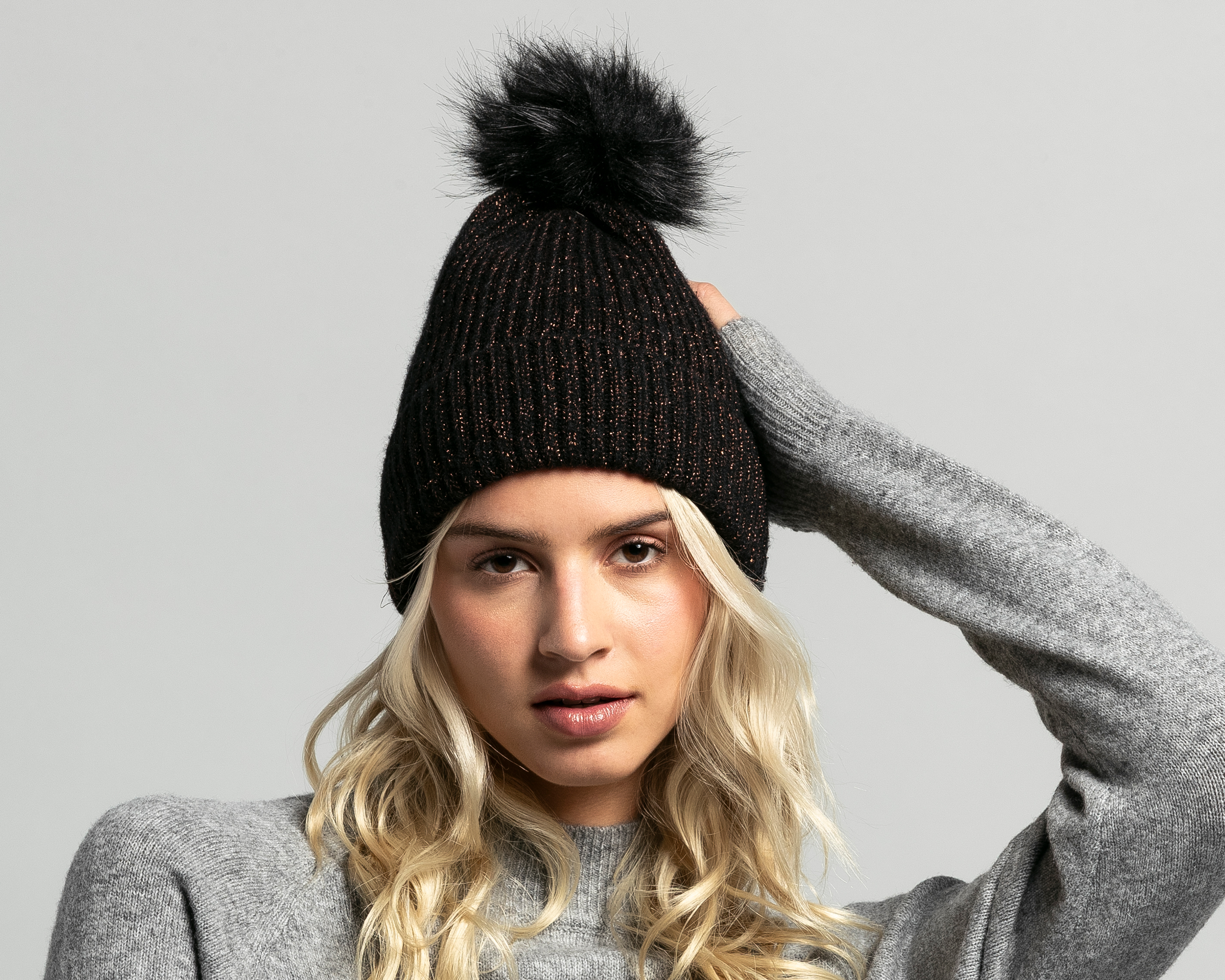 Foto 5 pulgar | Foto 4 | Gorro Strona para Mujer