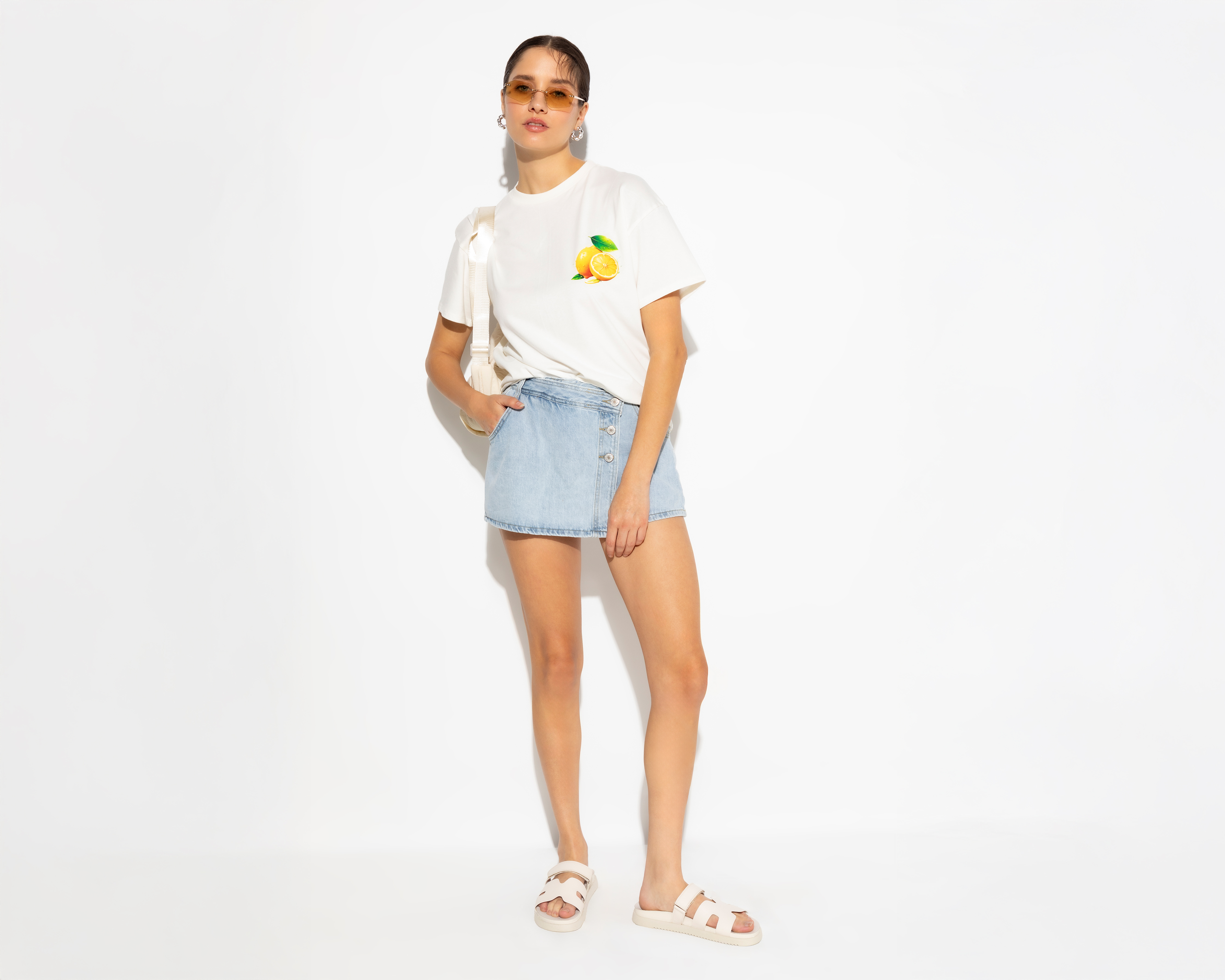 Playera Manga Corta The Vacation Club Limones Espampado Trasero Strona para Mujer