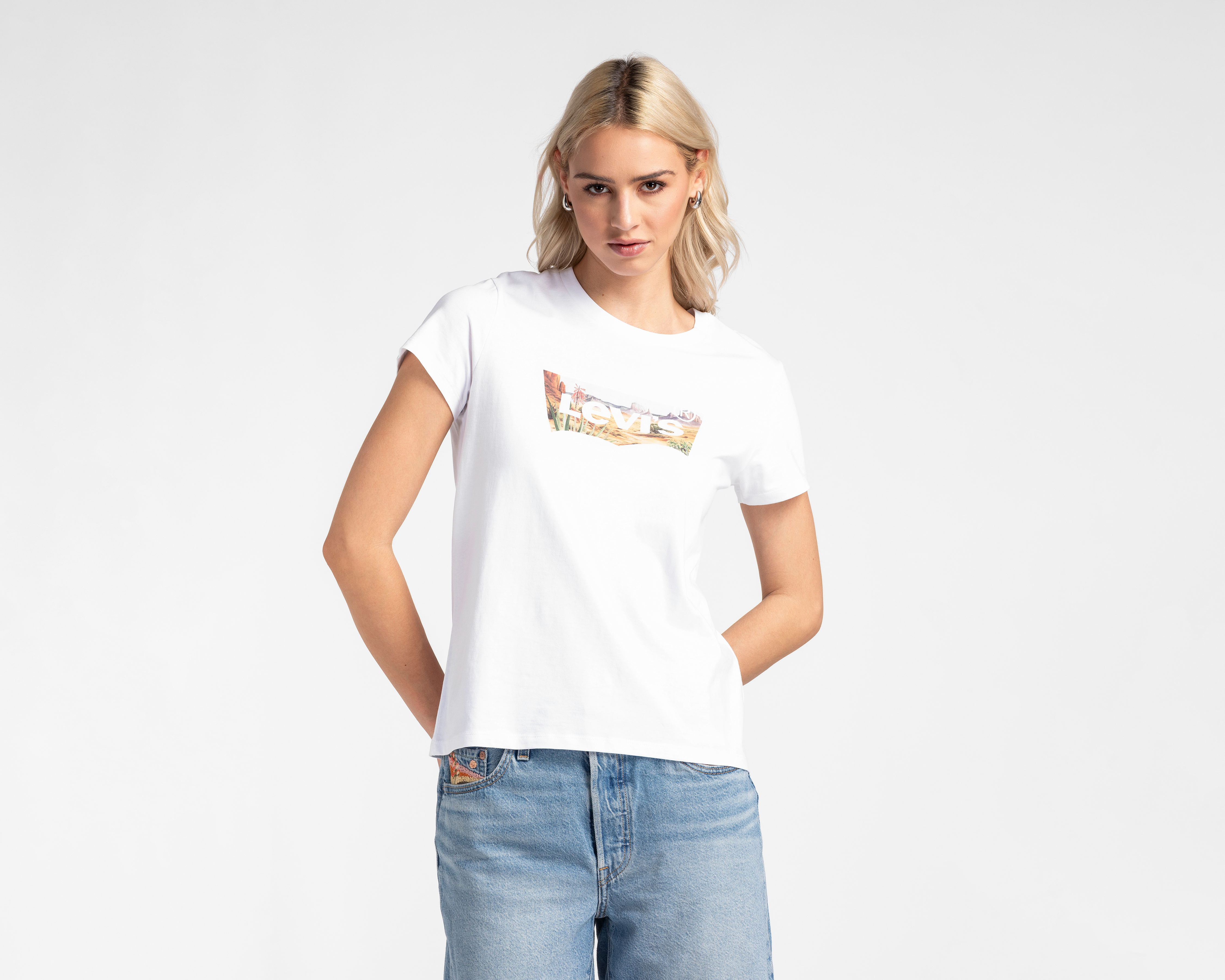 Foto 2 pulgar | Foto 1 | Playera Blanca Levi's para Mujer