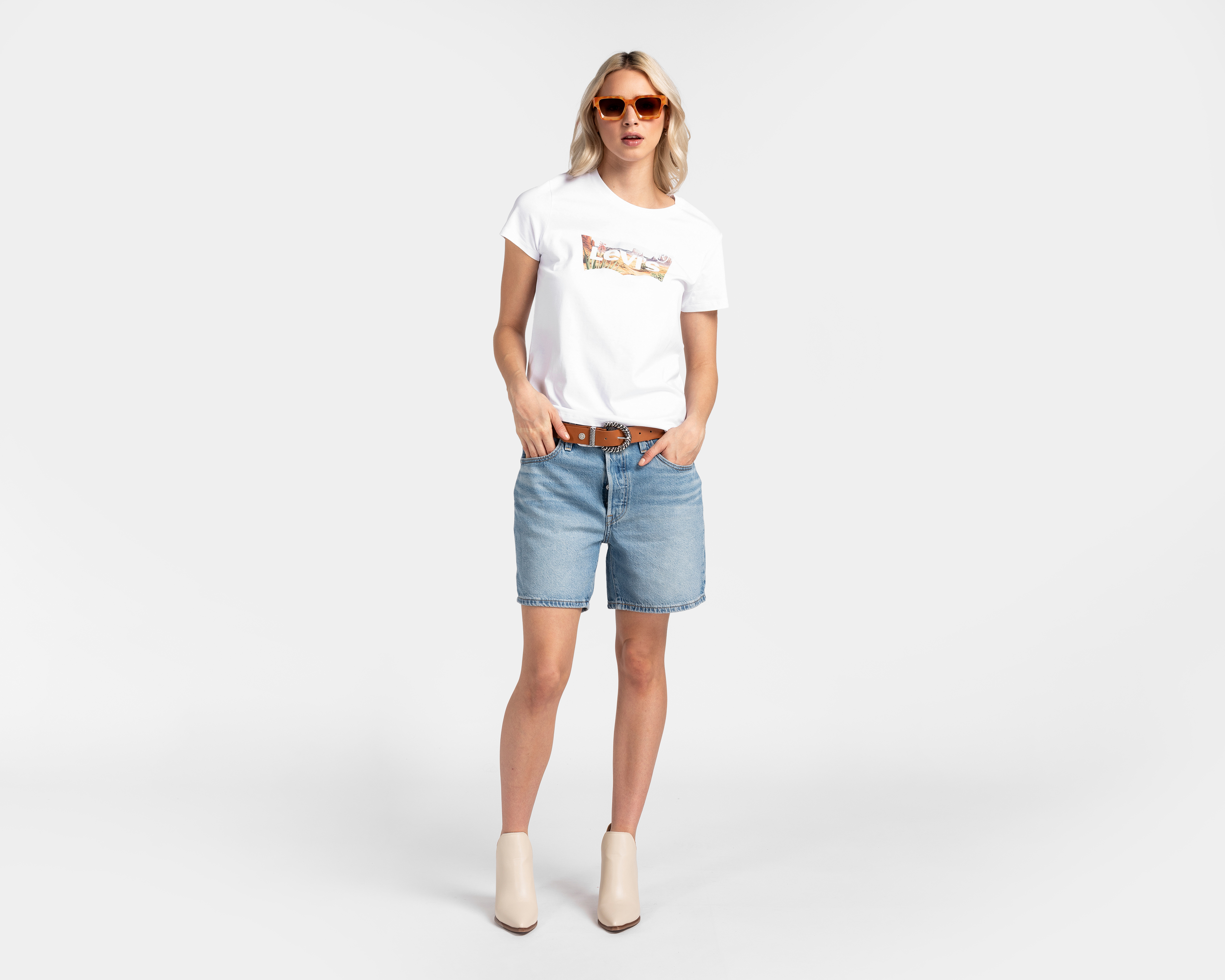 Foto 3 pulgar | Foto 2 | Playera Blanca Levi's para Mujer