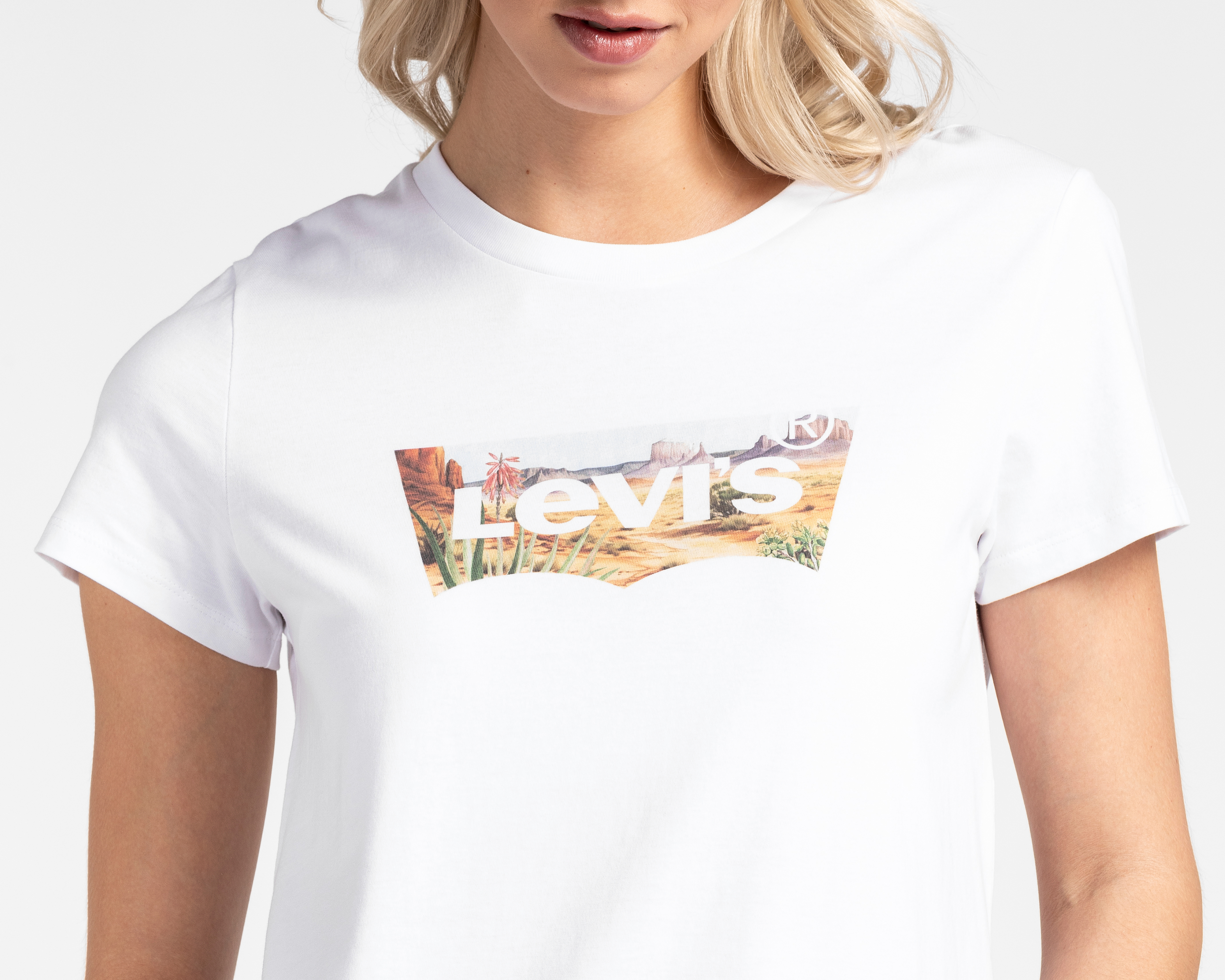 Foto 5 pulgar | Foto 4 | Playera Blanca Levi's para Mujer