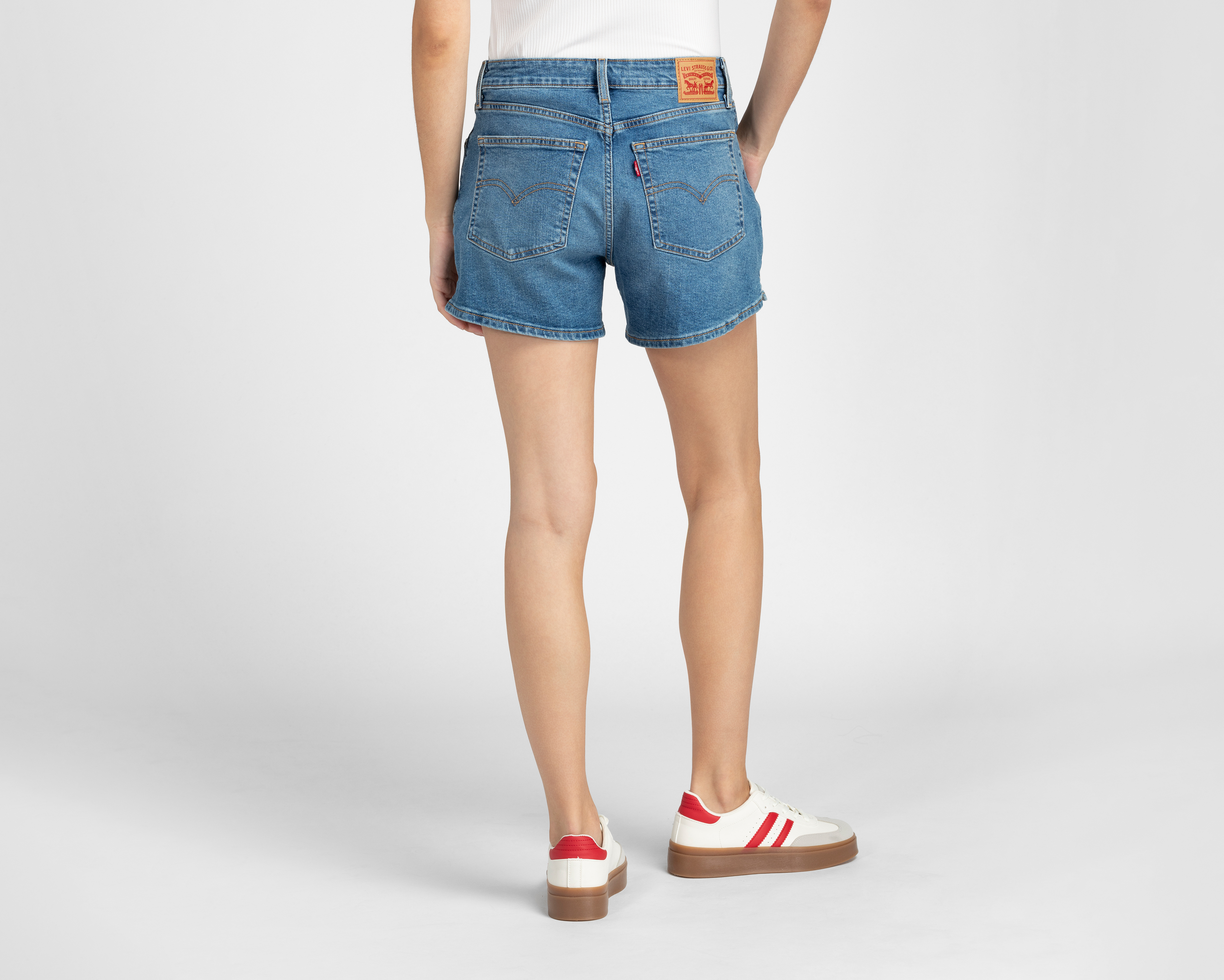 Foto 4 pulgar | Foto 3 | Short Levi's Deslavado para Mujer