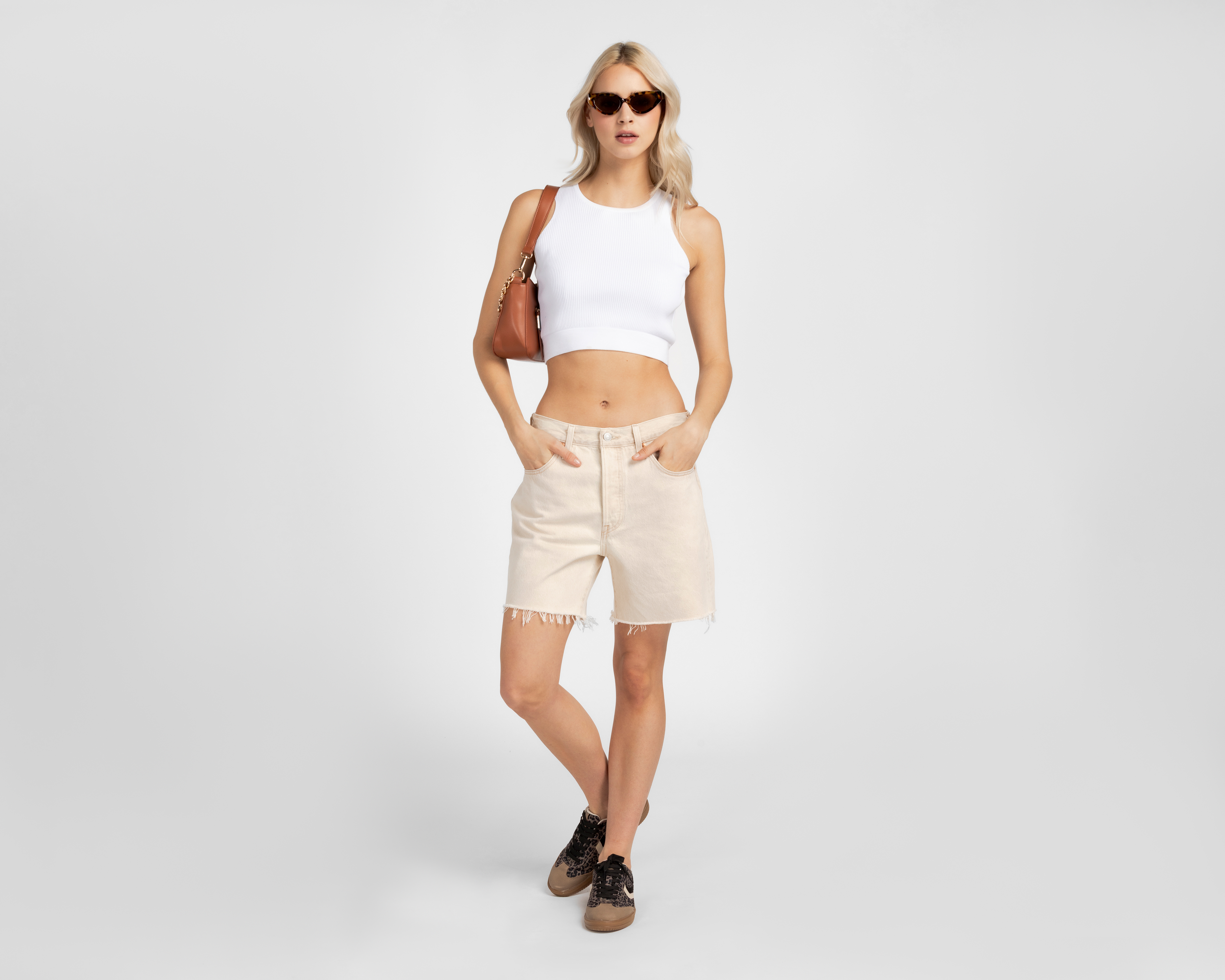 Foto 3 pulgar | Foto 2 | Short Levi's 501 Mid Thigh Beige para Mujer