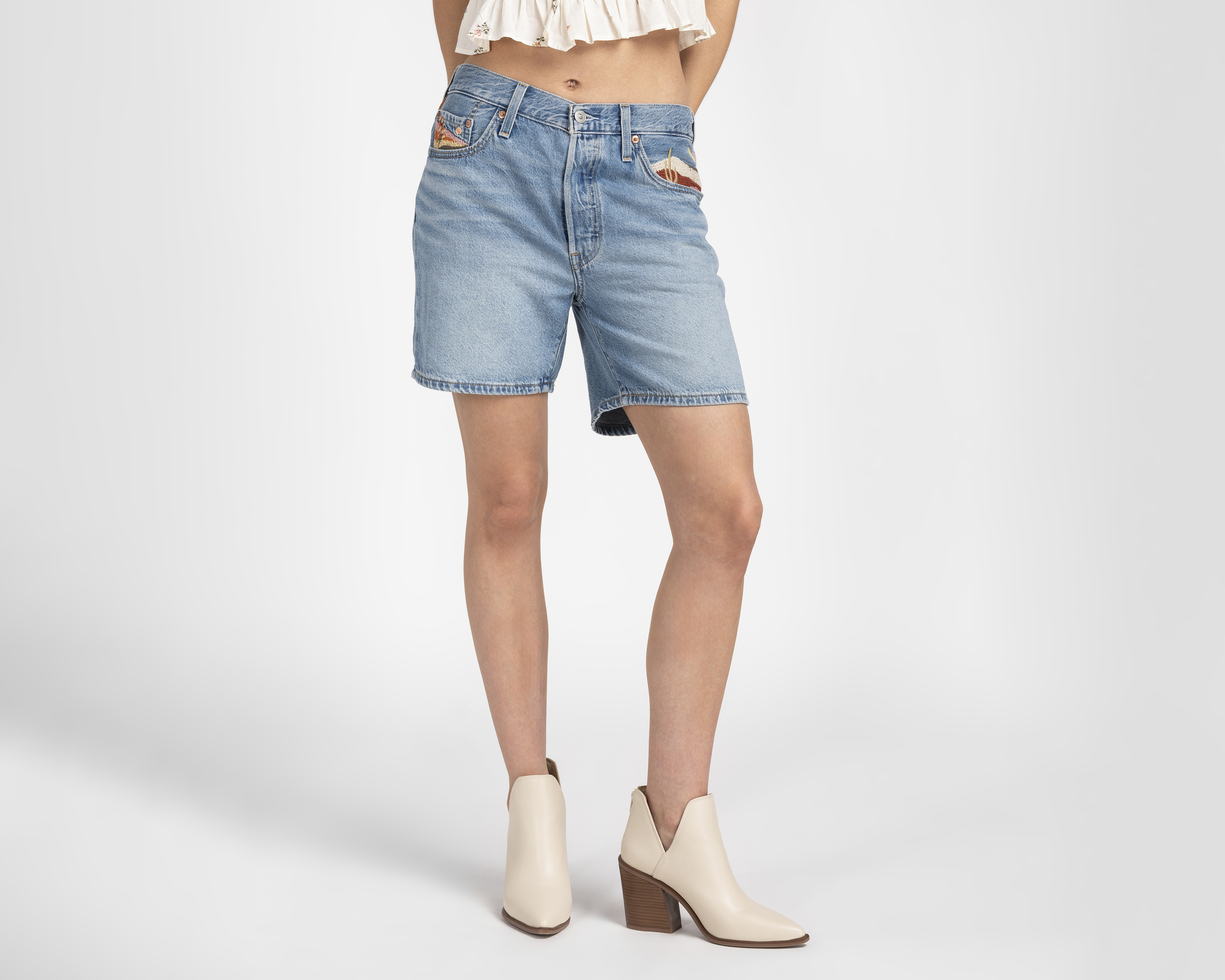 Foto 2 pulgar | Foto 1 | Short Levi's 501 Mid Thigh con Bordados para Mujer